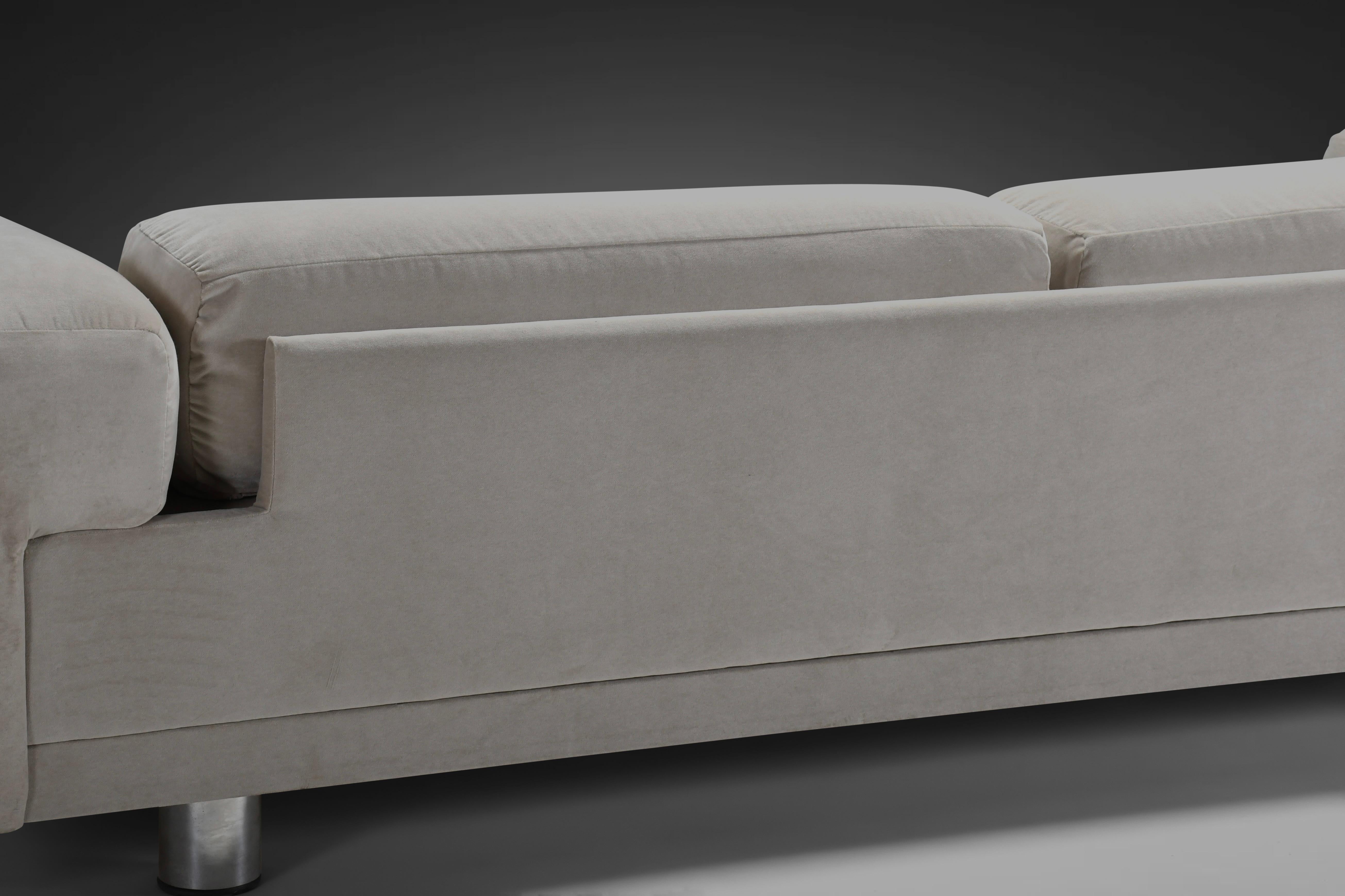 Großes Howard Keith 'Diplomat' Sofa für HK Furniture aus Off-White Samt, 1970er Jahre im Angebot 1