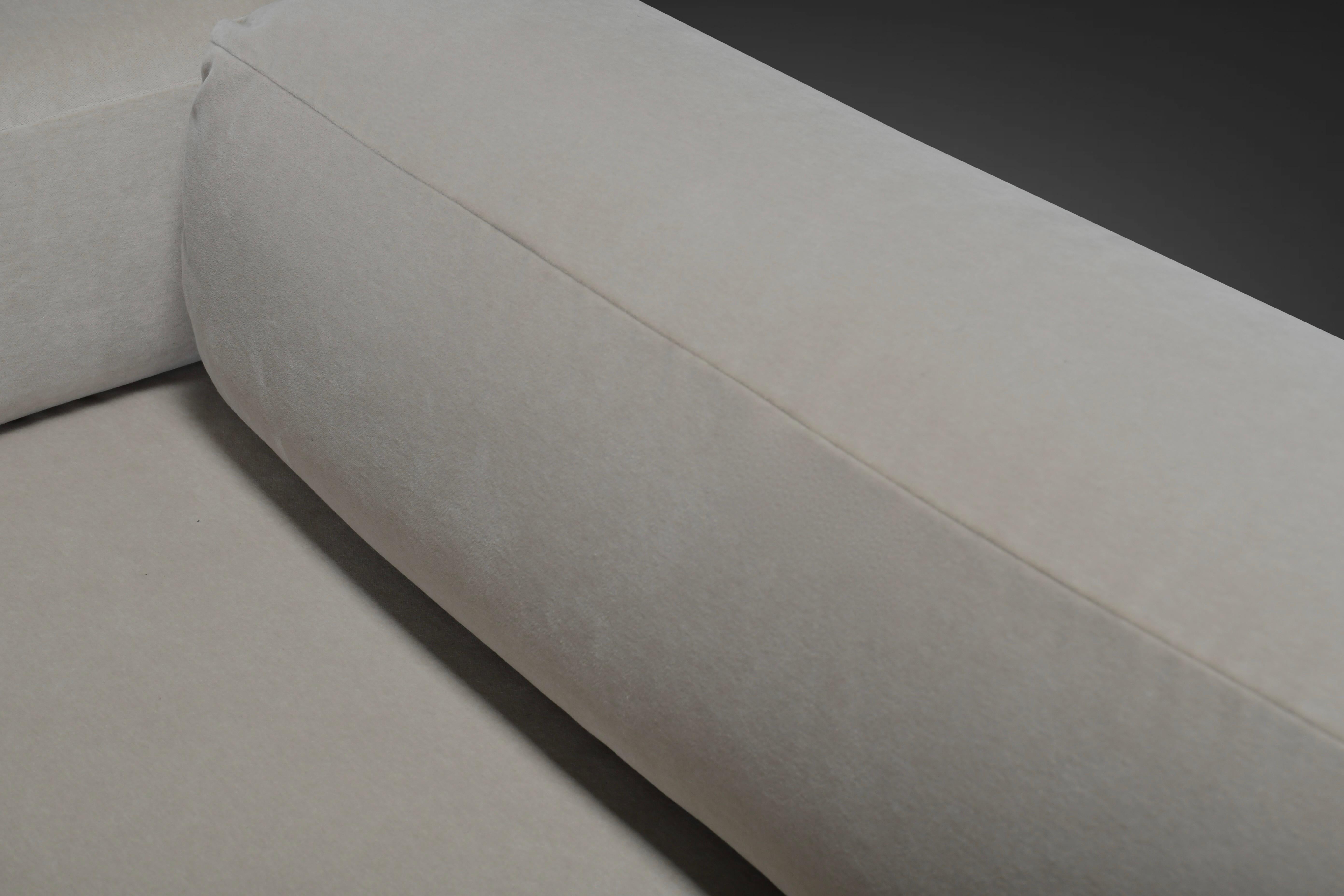 Großes Howard Keith 'Diplomat' Sofa für HK Furniture aus Off-White Samt, 1970er Jahre im Angebot 2