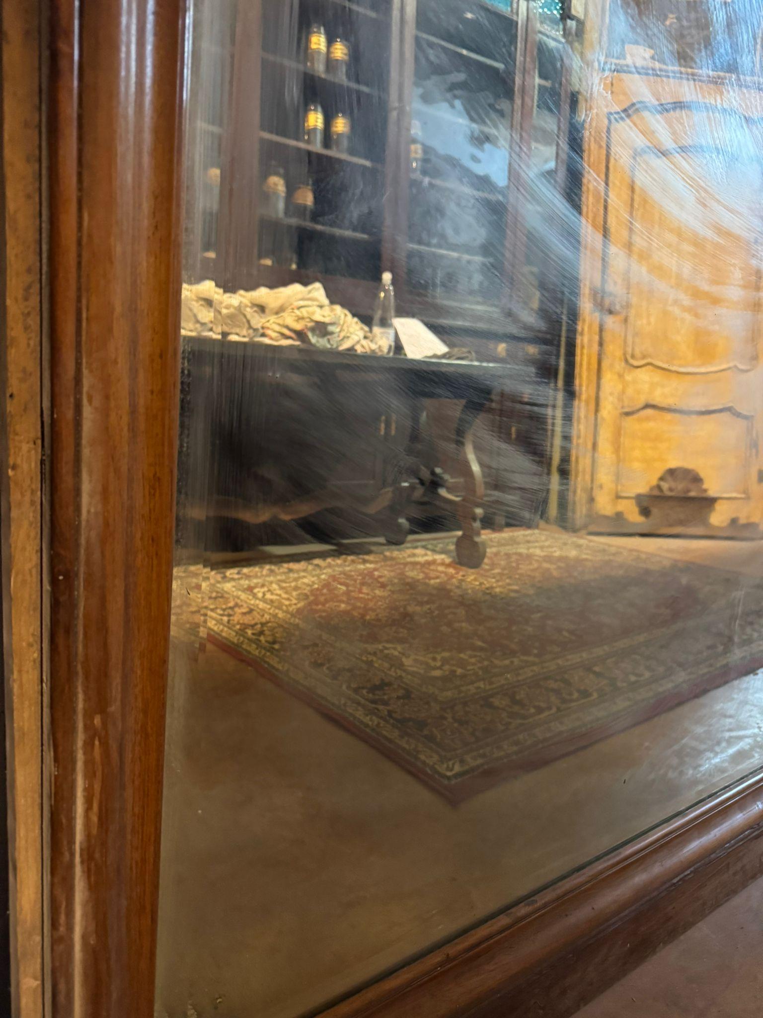Large huge vintage Mirror with walnut wood frame, vintage and original from the 40s, The frame is elaborate with grooves that add a touch of elegance to the object.
The notable dimensions of the mirror make it an imposing piece of furniture,