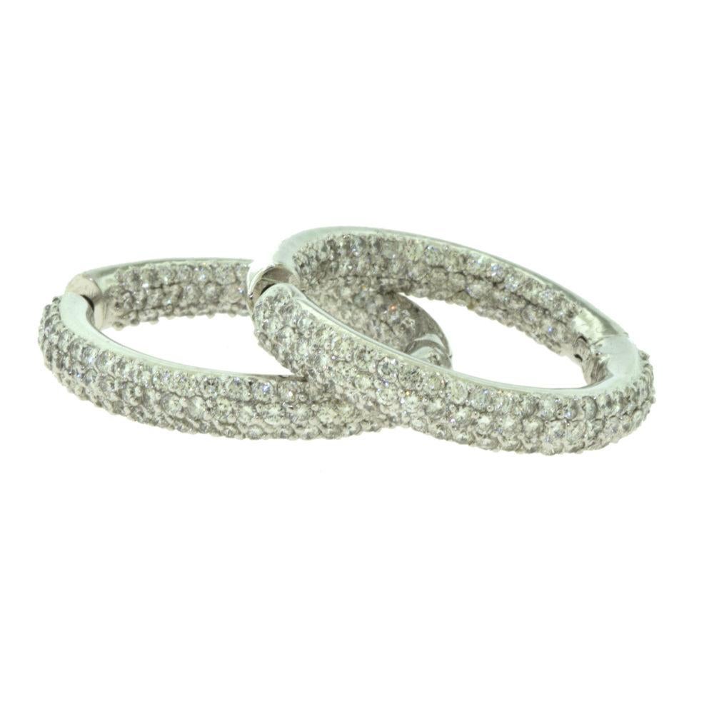Stile: Orecchini a cerchio grandi Huggie

Metallo: Oro bianco

Purezza del metallo: 18k

Pietre: Diamanti tondi taglio brillante

Colore del diamante: H.

Chiarezza del diamante: VVS

Peso totale dei carati:  10 ct

Diametro dell'orecchino: 1,25
