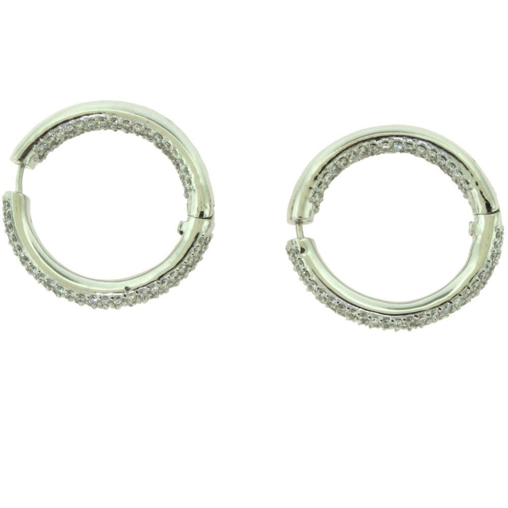 Taglio rotondo Grandi orecchini Huggie Inside Out in oro bianco a cerchio con diamante in vendita