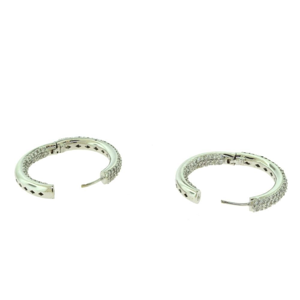 Grandi orecchini Huggie Inside Out in oro bianco a cerchio con diamante In condizioni buone in vendita a Miami, FL