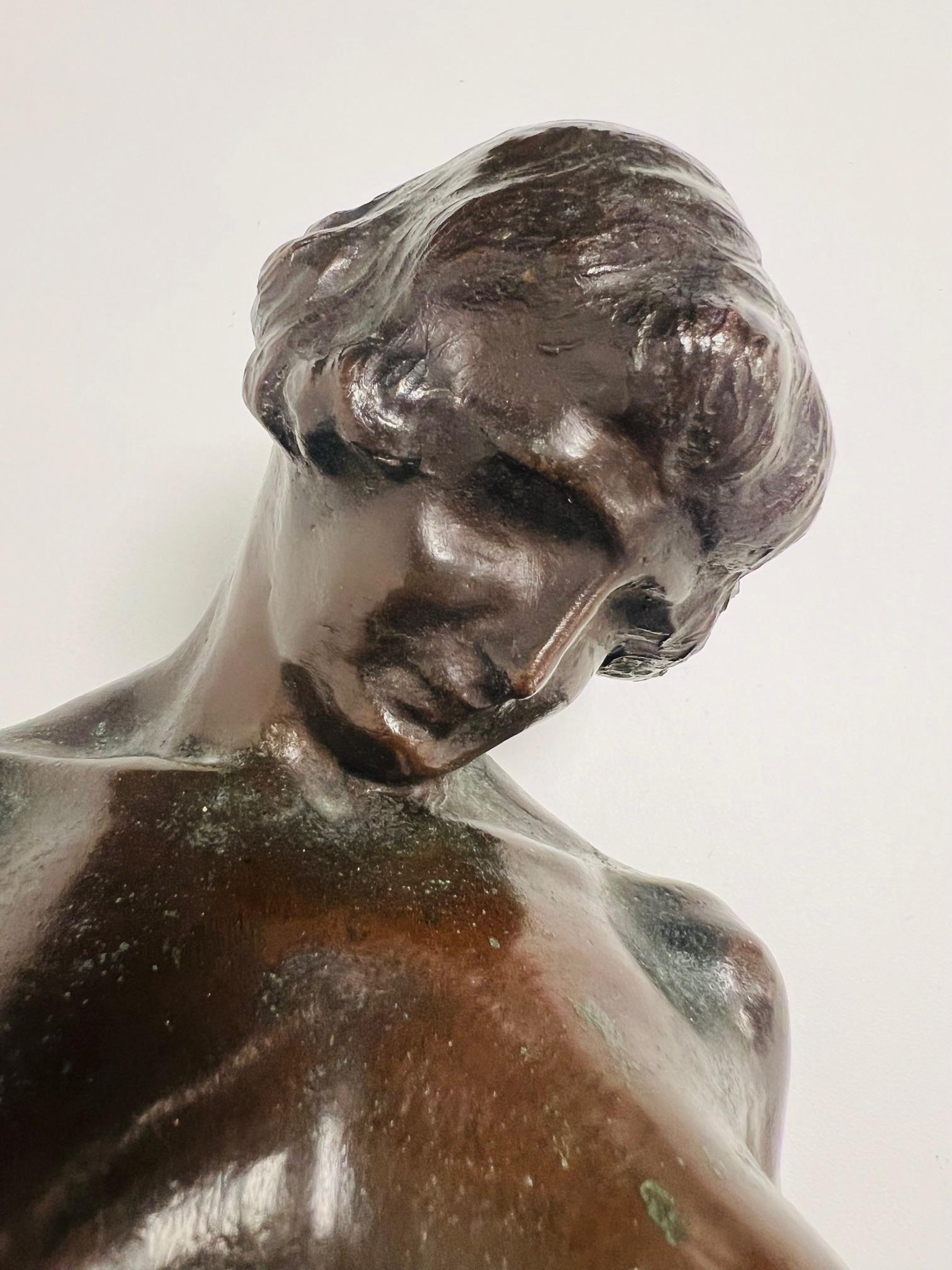 Incredibile, bellissimo e grande bronzo di Humberto Cozzo Art Nouveau con patina nera e marmo che rappresenta una donna nuda del 1900 circa. Fantastico e molto sexy.