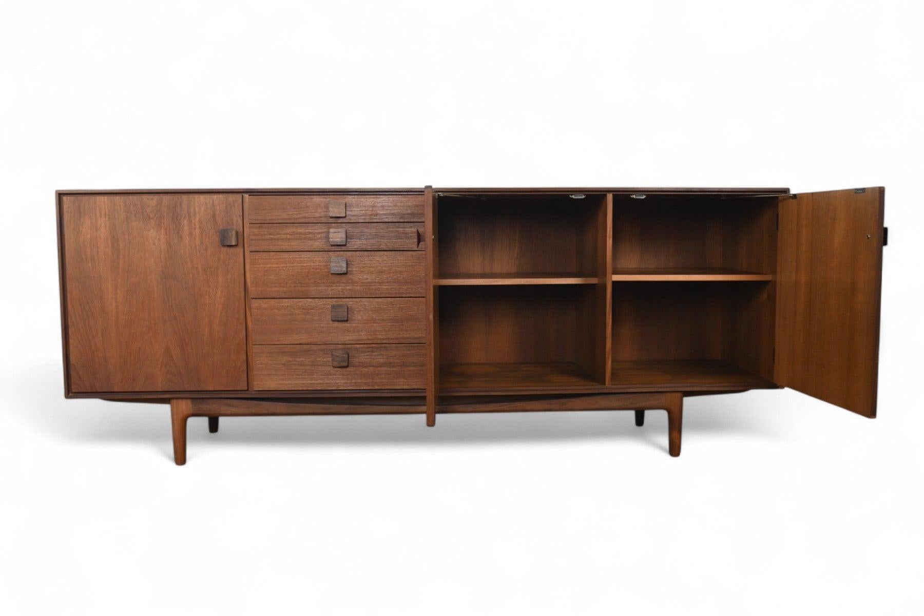 Origine: Danimarca
Designer: Ib Kofod-Larsen
Produttore: G Plan
Epoca: 1961
Materiali: Teak, Afromosia, Palissandro
Misure: 79″ di larghezza x 19″ di profondità x 30″ di altezza