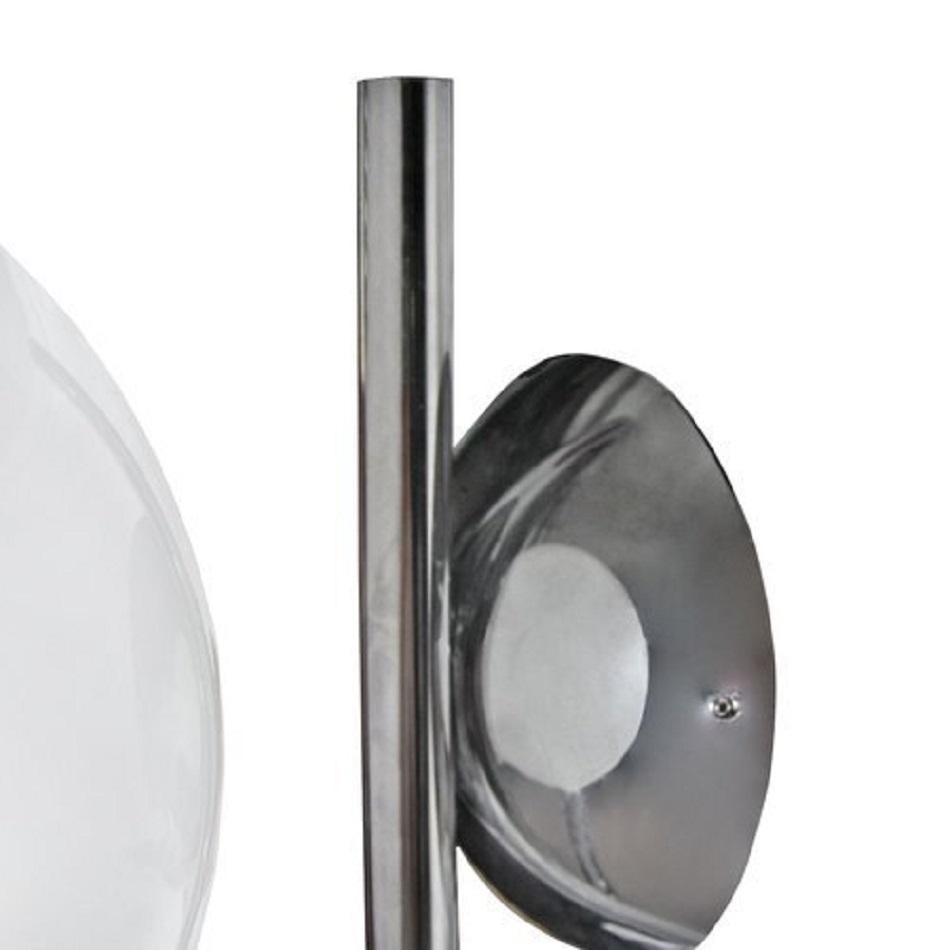 Die schnörkellose, minimalistische Leuchte IC Sconce von Flos sorgt mit ihrer charakteristischen, in Glas eingefassten Halogenlampe für ein warmes, intensives Licht. Die Leuchte selbst besteht aus einem Metallrahmen, der den Opaldiffusor aus