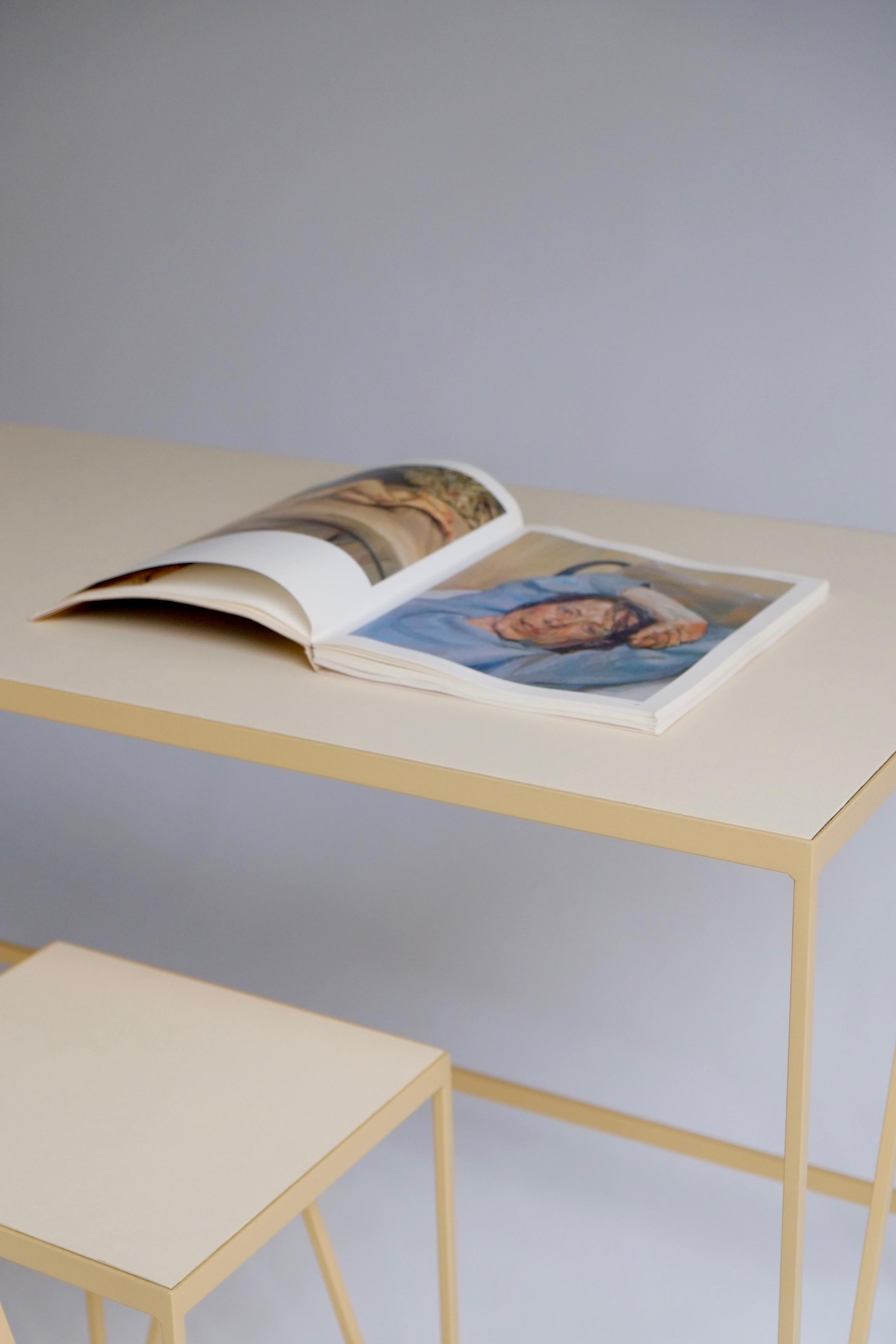 Großer eisblauer Stahlschreibtisch mit zwei Schubladen - personalisierbar im Angebot 6