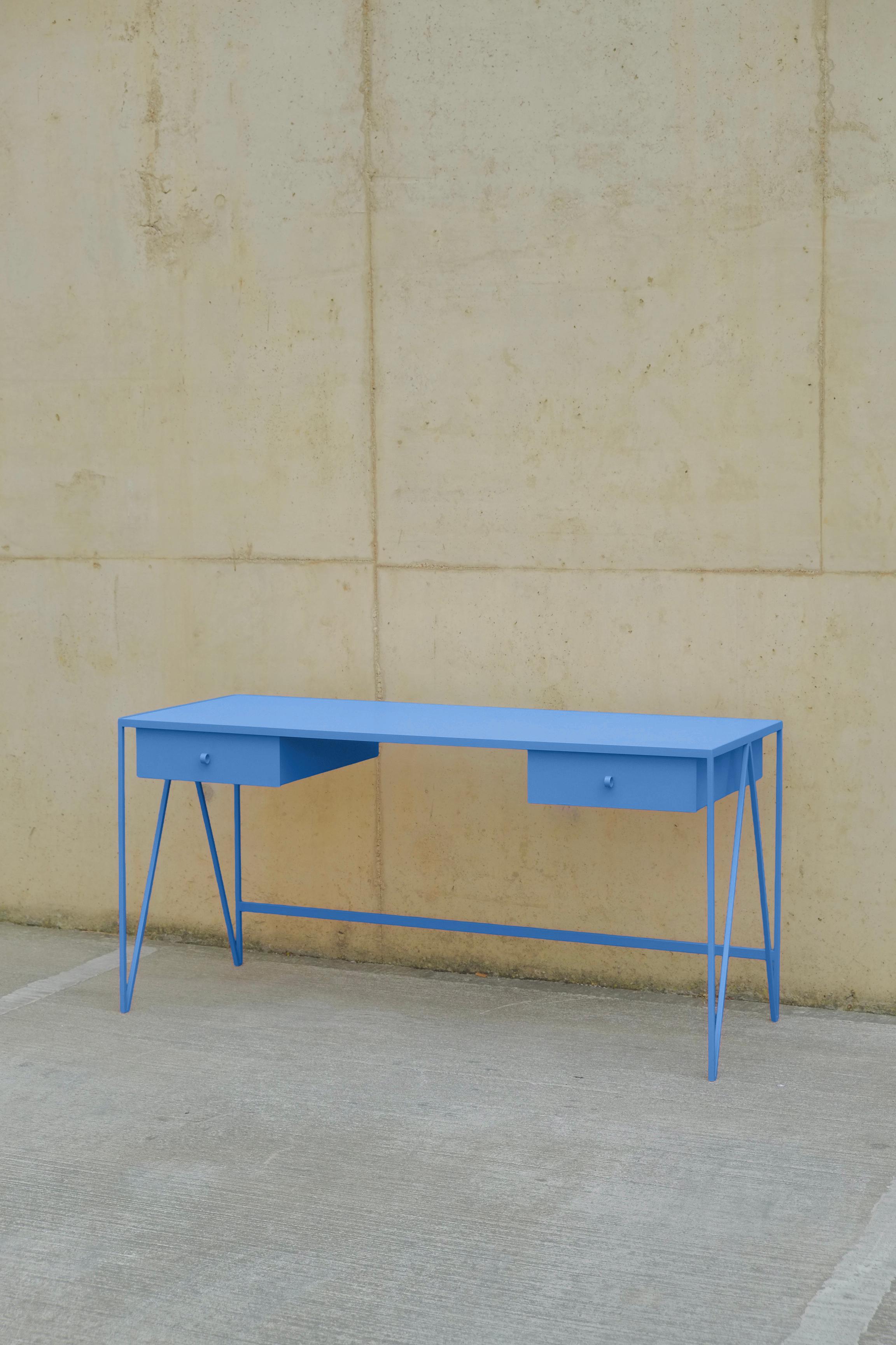 Dieser große, eisblaue Schreibtisch besteht aus einem pulverbeschichteten Stahlgestell und einer schönen, lackierten Sperrholz-Tischplatte in der Farbe Eisblau. Dieser moderne, minimalistische Schreibtisch verfügt über zwei Stahlschubladen, die mit