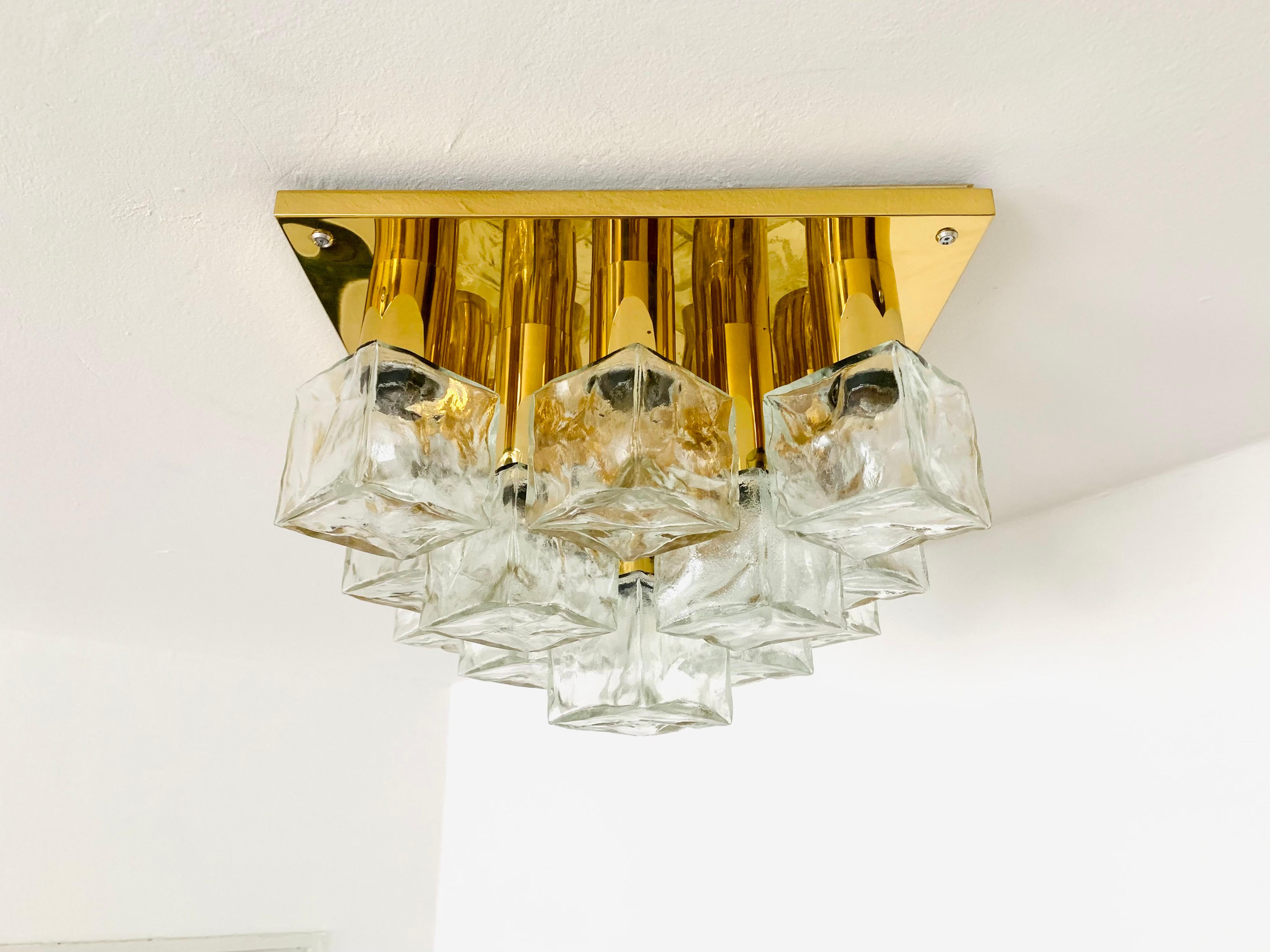 Wunderschöne Deckenlampe aus Eisglas aus den 1960er Jahren.
Die formschönen Murano-Glaselemente verbreiten ein beeindruckend funkelndes Lichtspiel.
Sehr hochwertig verarbeitet und ein echter Blickfang für jede Wohnung.
Große Version mit 13