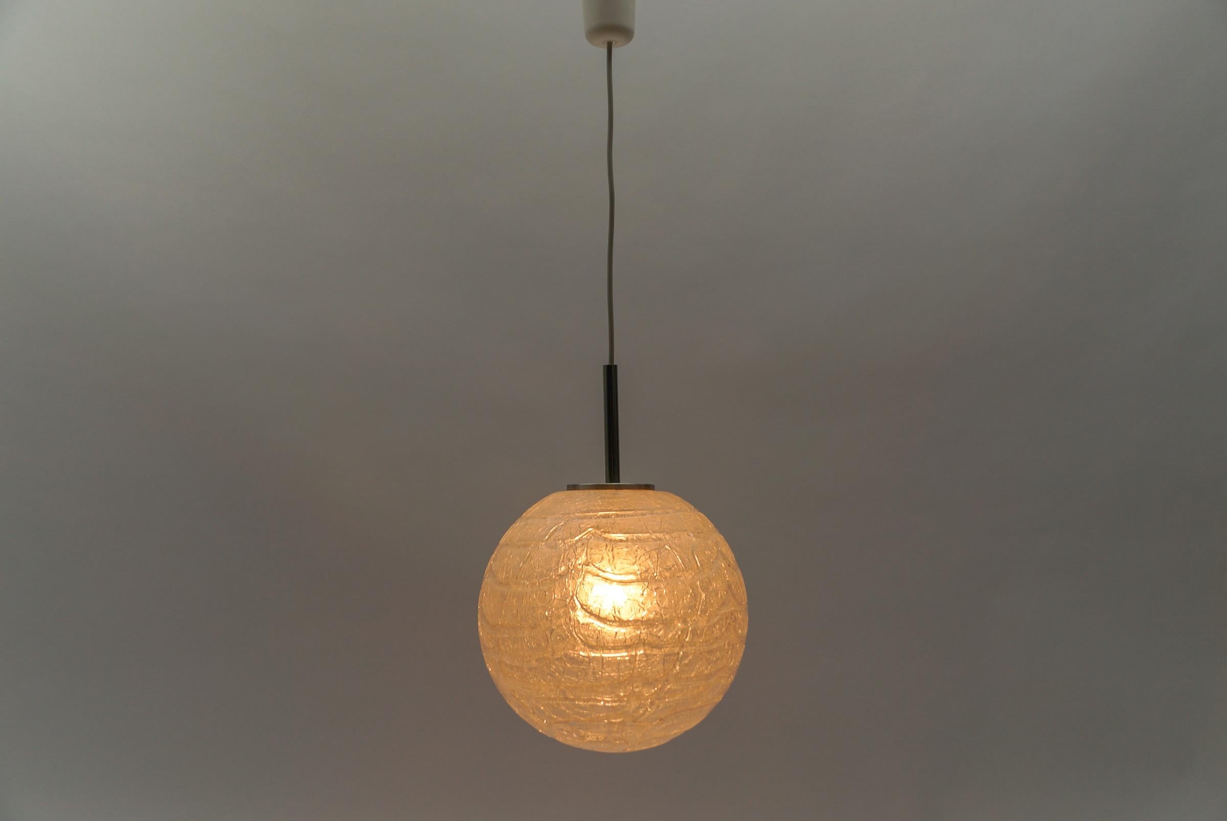 Mid-Century moderno Lampada a sospensione a sfera in vetro ghiaccio di Doria, anni '60, Germania in vendita