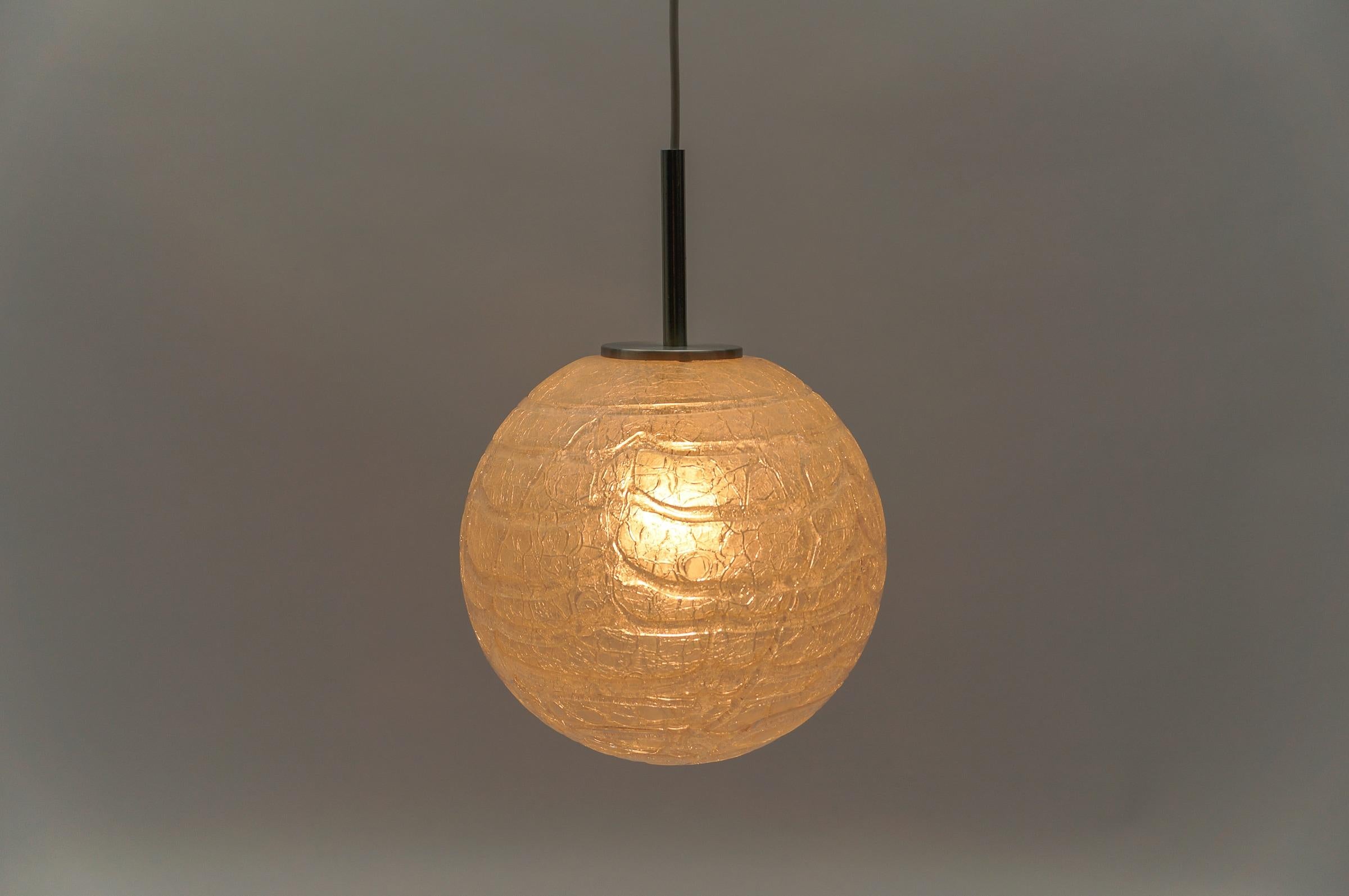 Lampada a sospensione a sfera in vetro ghiaccio di Doria, anni '60, Germania In condizioni buone in vendita a Nürnberg, Bayern