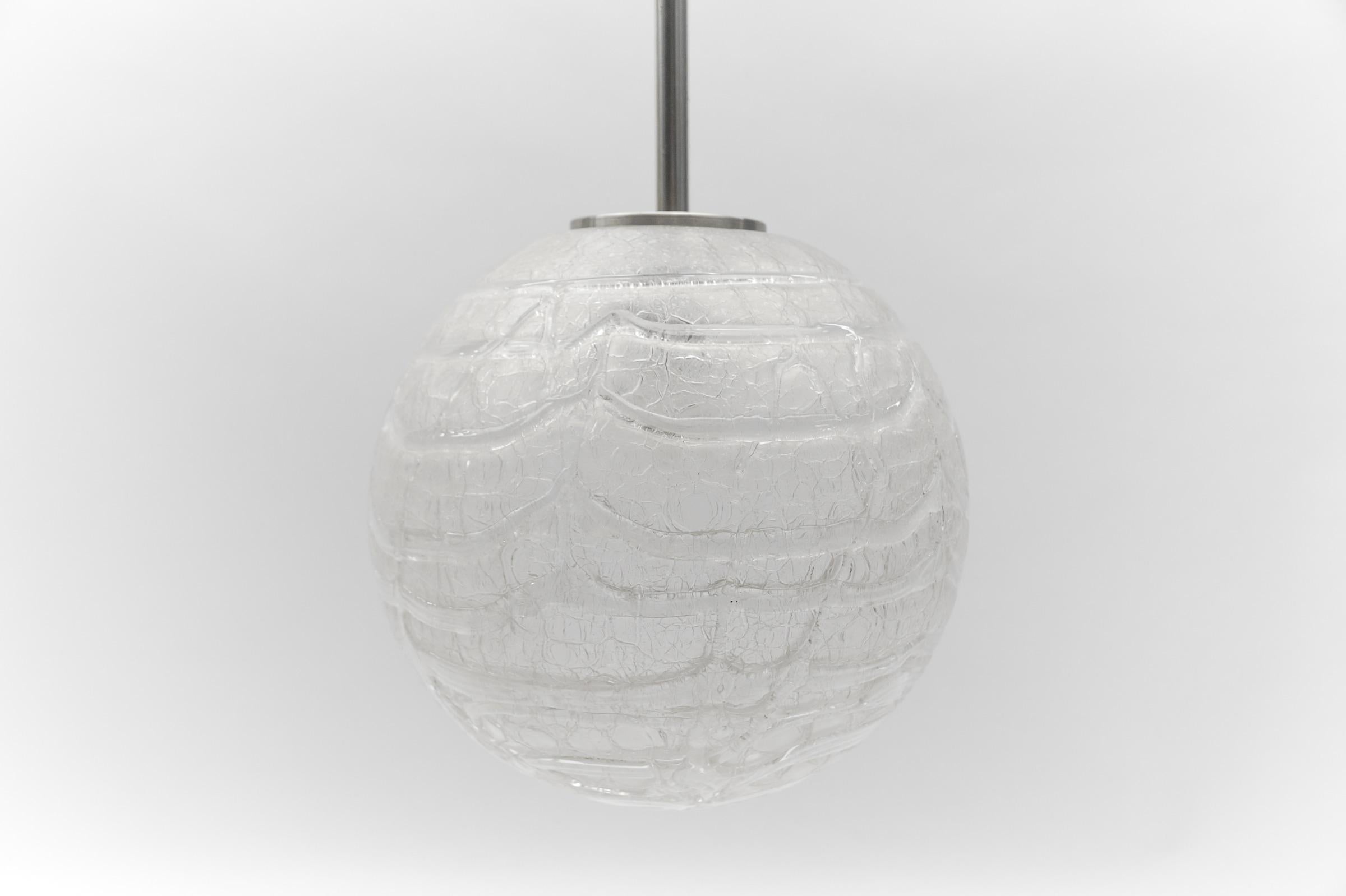 Metà XX secolo Lampada a sospensione a sfera in vetro ghiaccio di Doria, anni '60, Germania in vendita