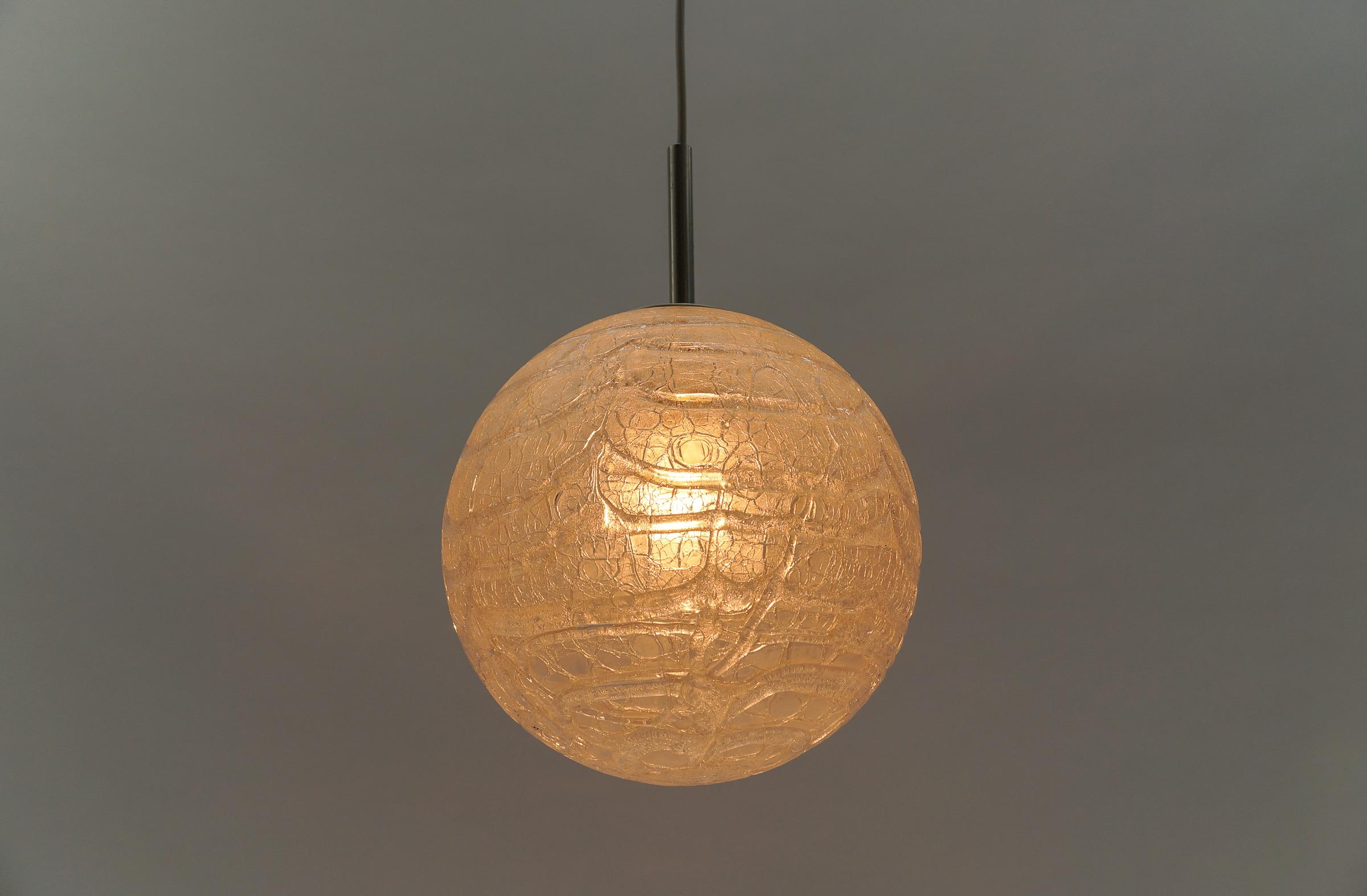 Metallo Lampada a sospensione a sfera in vetro ghiaccio di Doria, anni '60, Germania in vendita