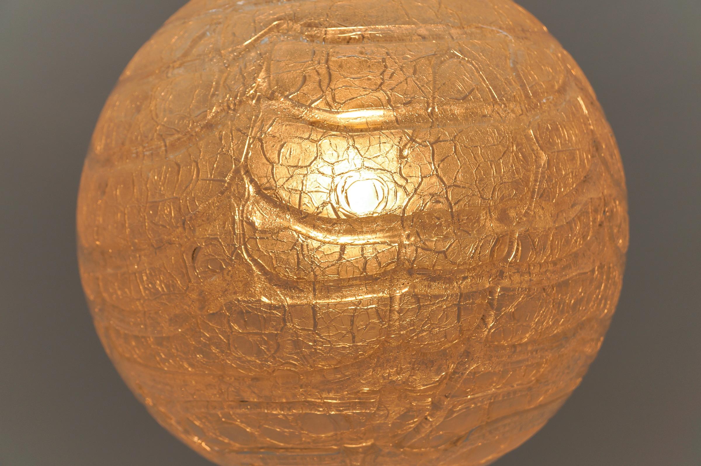 Lampada a sospensione a sfera in vetro ghiaccio di Doria, anni '60, Germania in vendita 1