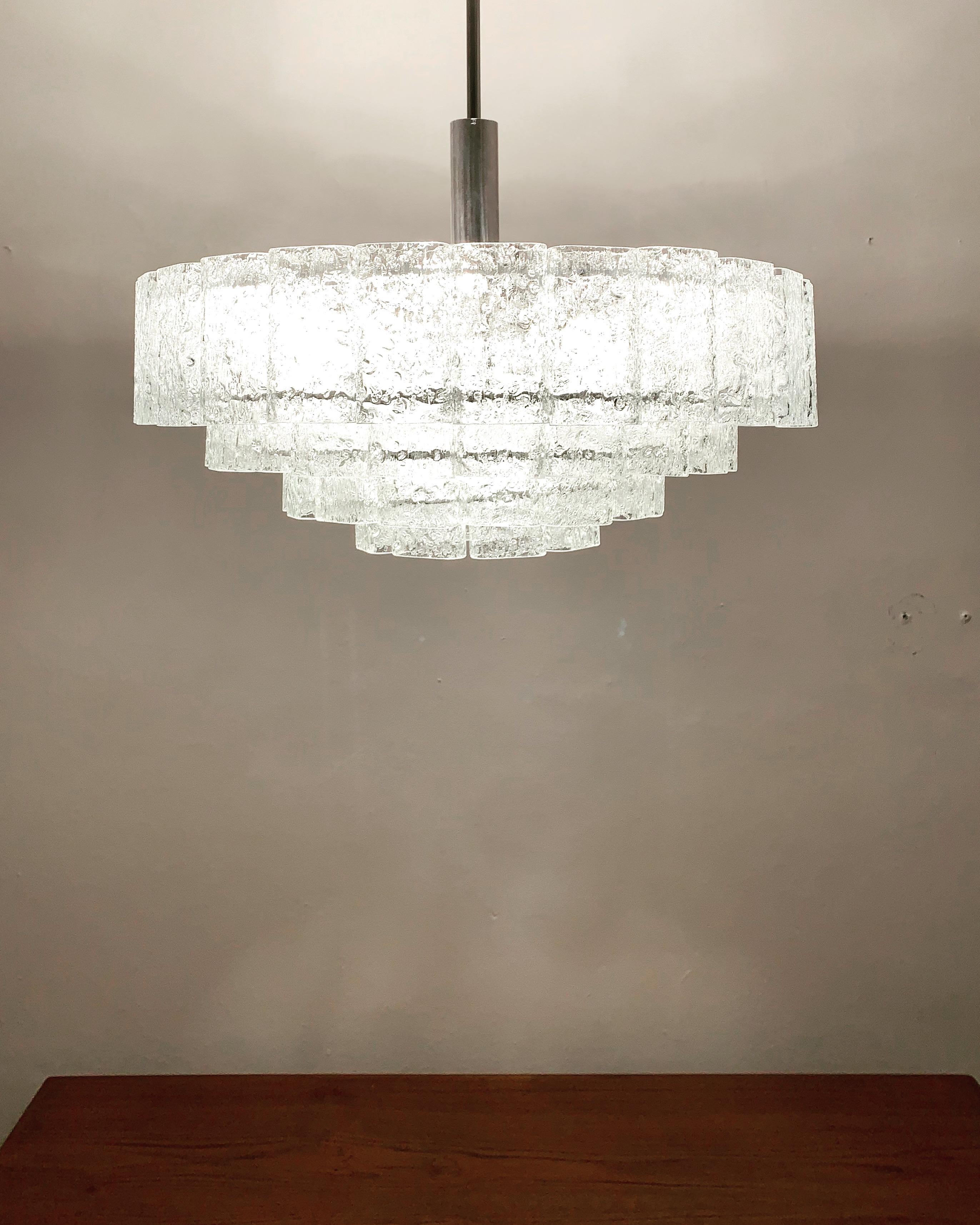 Lampadario grande in vetro ghiaccio di Doria in vendita 7