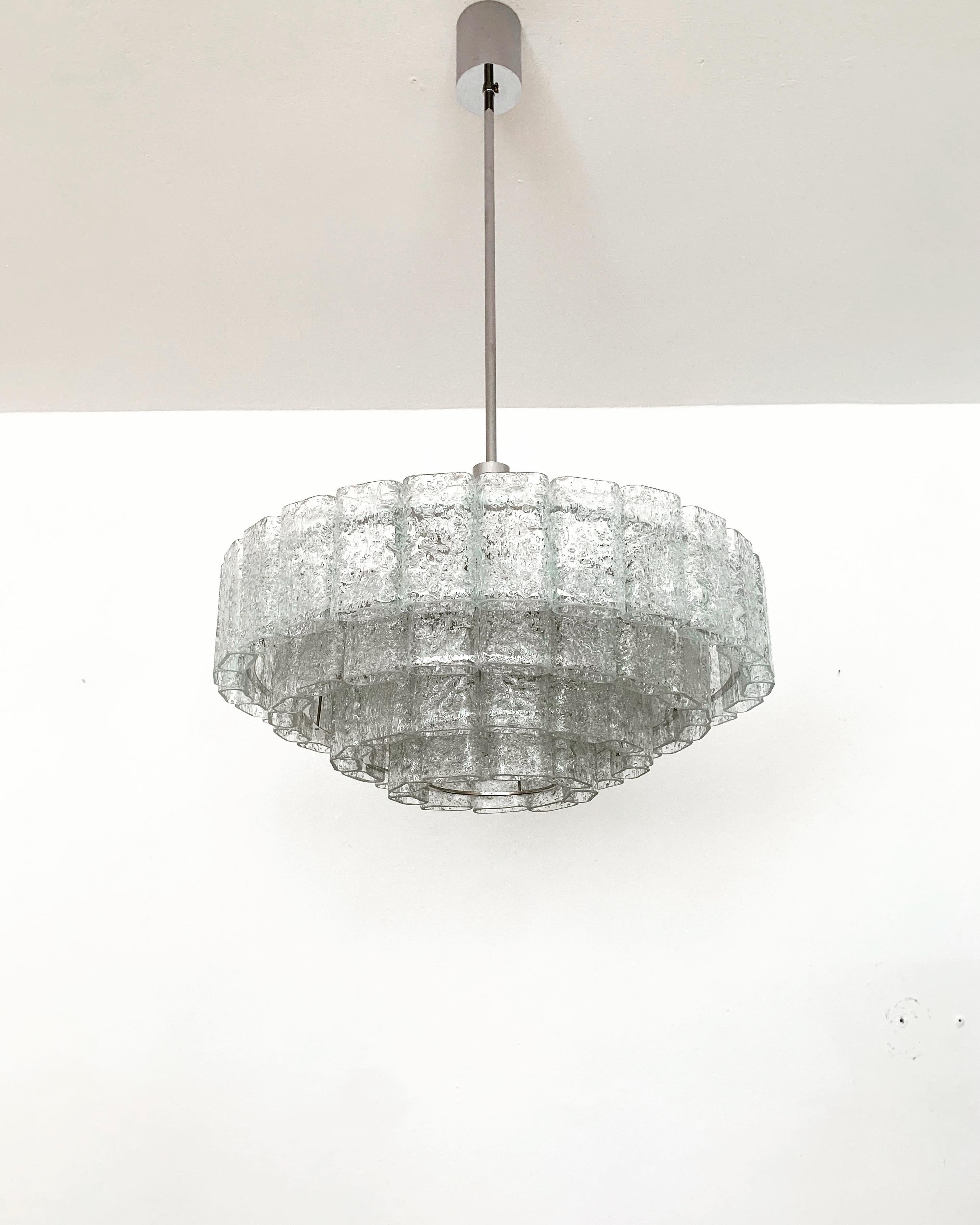 Favoloso lampadario in vetro di ghiaccio degli anni '60.
La lampada con i 72 pendenti in vetro è molto nobile e colpisce per le sue dimensioni.
La struttura dei bicchieri crea una spettacolare luce scintillante.
Un vero e proprio colpo