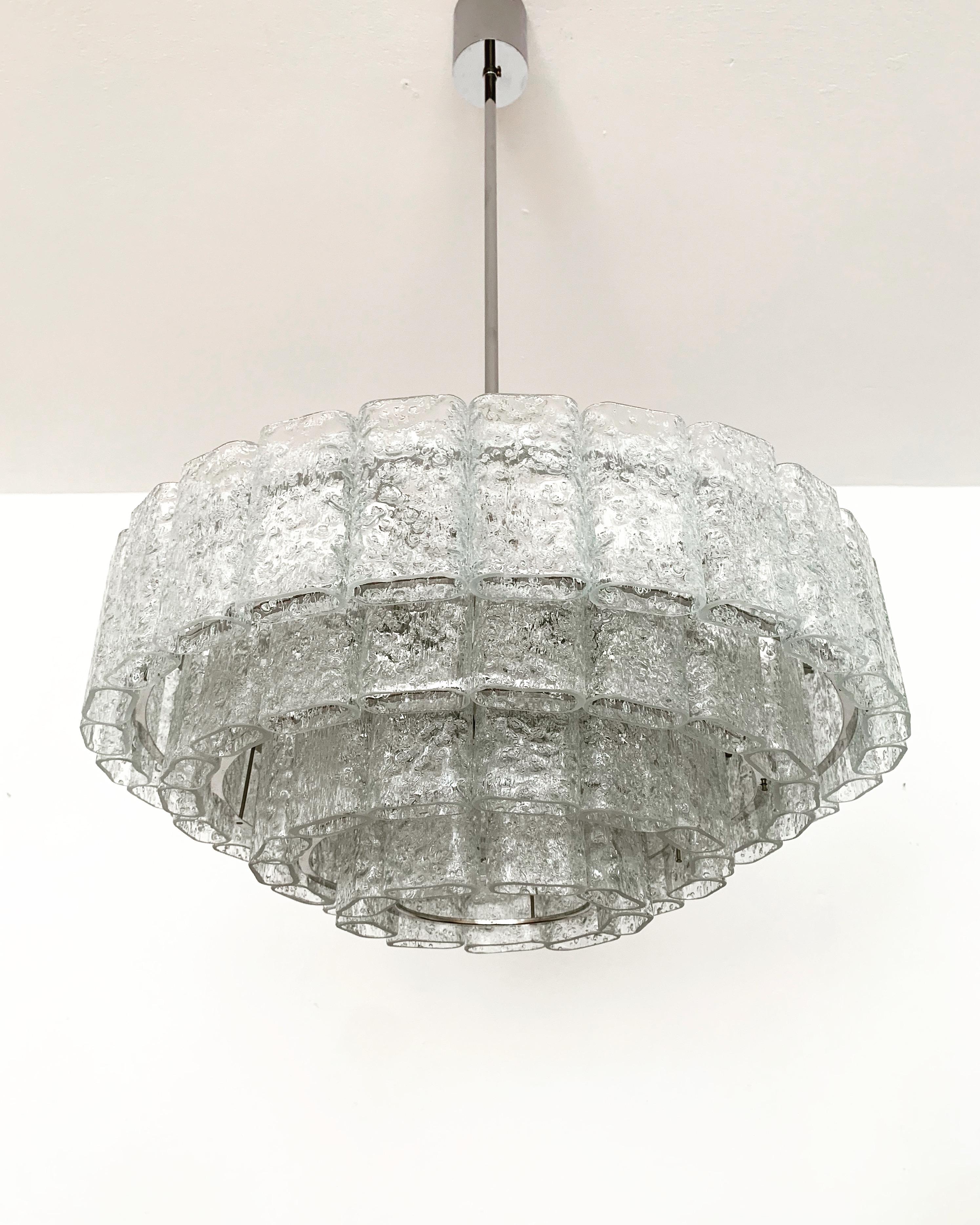 Mid-Century moderno Lampadario grande in vetro ghiaccio di Doria in vendita