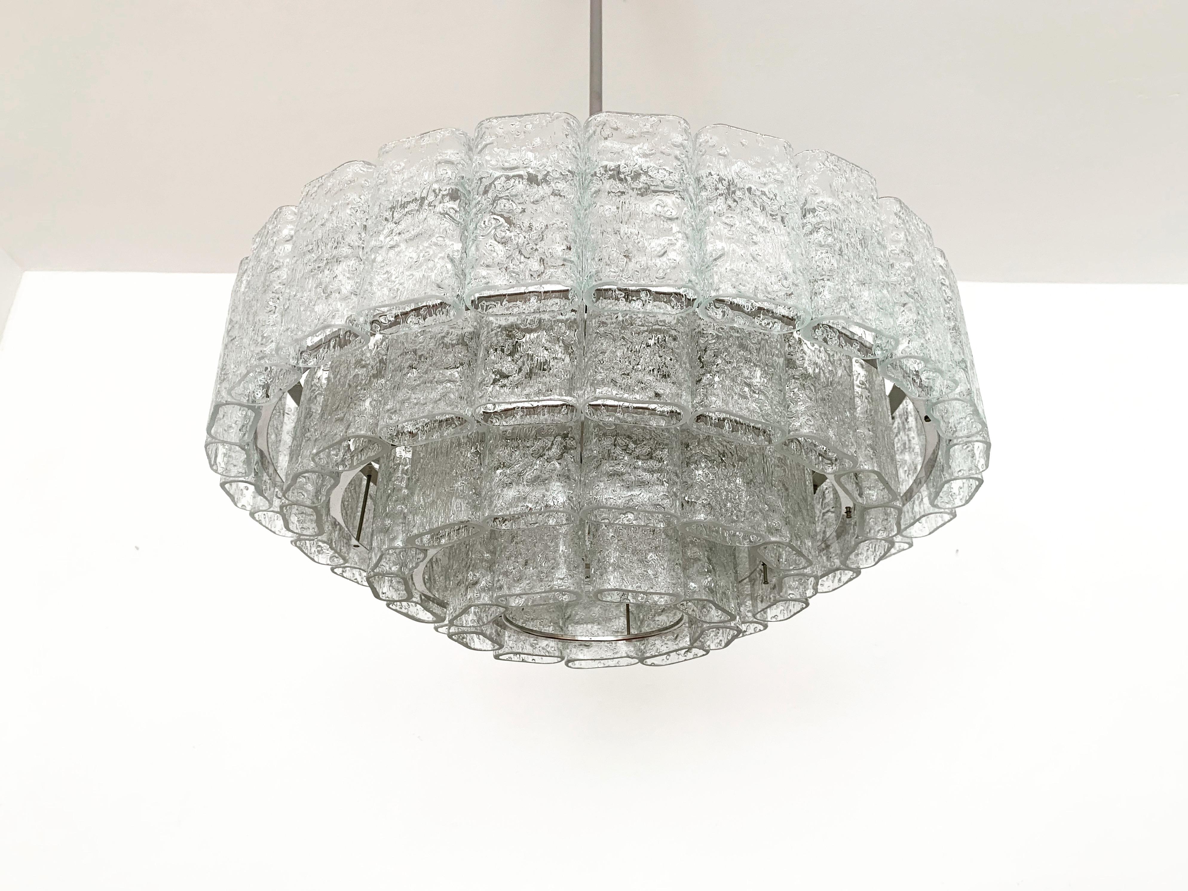 Metallo Lampadario grande in vetro ghiaccio di Doria in vendita