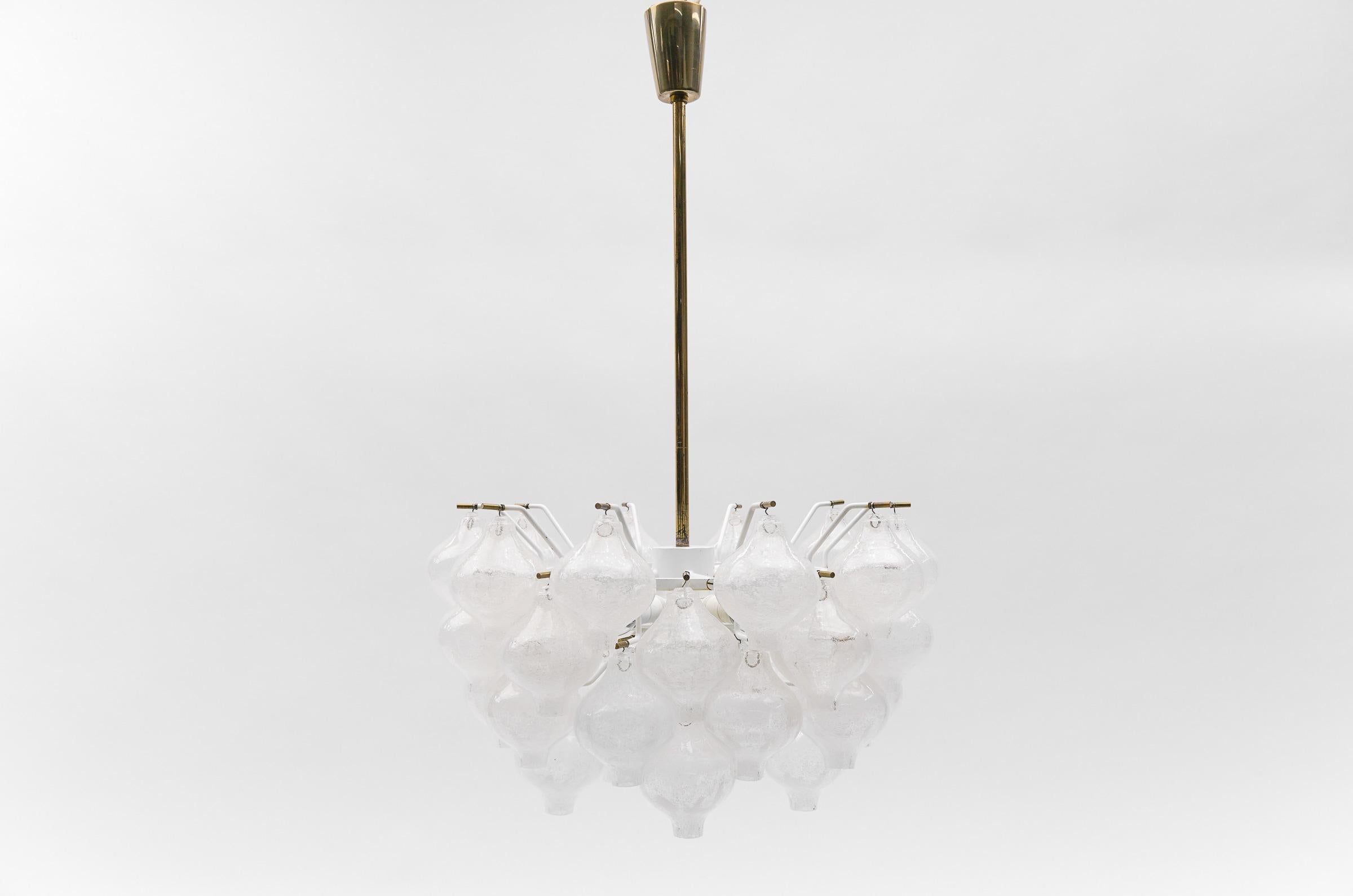 
Die Lampe benötigt 11x E27 / E26 Edison-Schraubglühbirnen, ist verkabelt, funktionstüchtig und läuft sowohl mit 110 / 230 Volt.

Glühbirnen sind nicht enthalten.

Es ist möglich, dieses Gerät in allen Ländern zu installieren (USA, Australien,