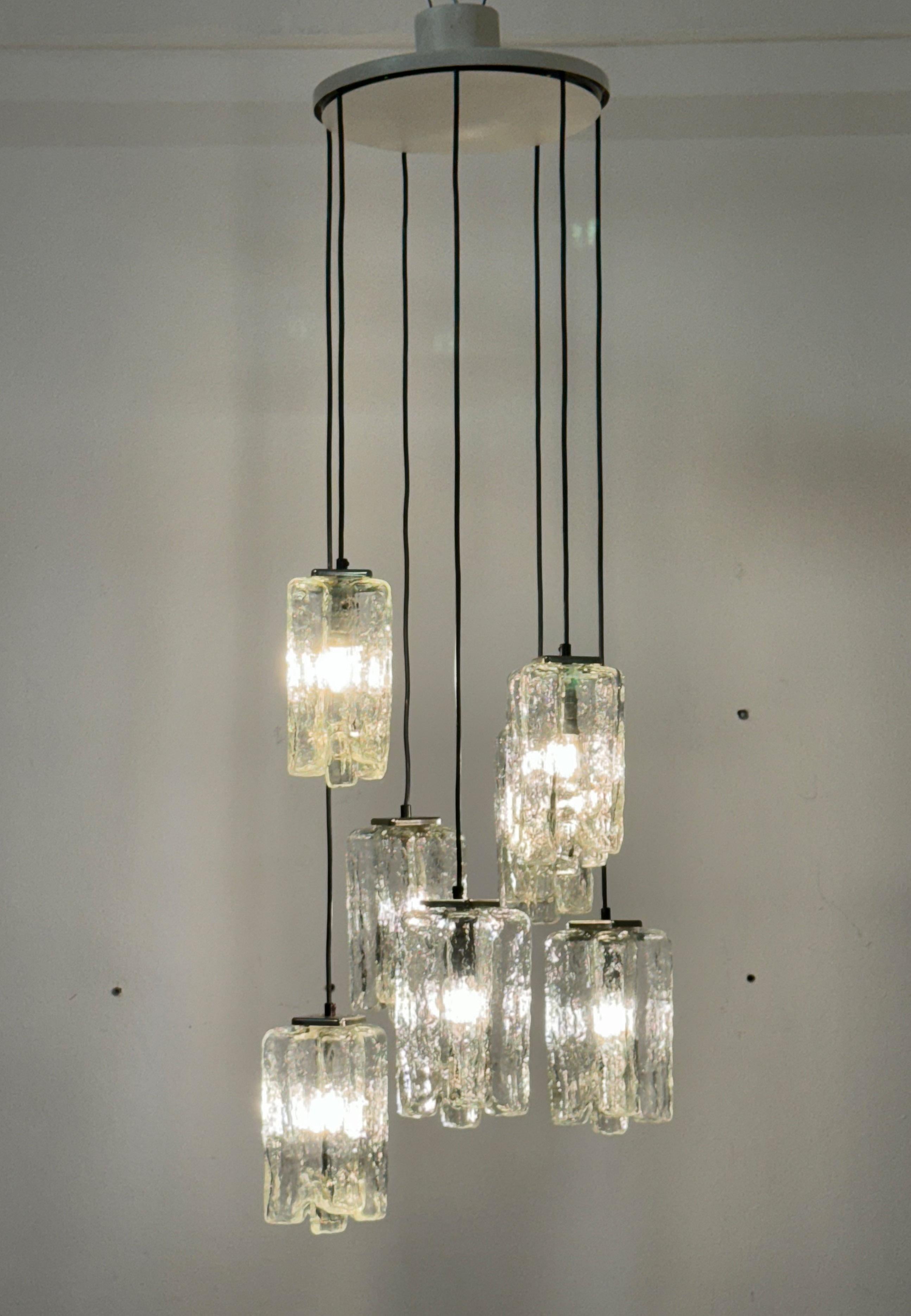 Lampadario a cascata Granada in vetro ghiaccio grande di Kalmar in vendita 3