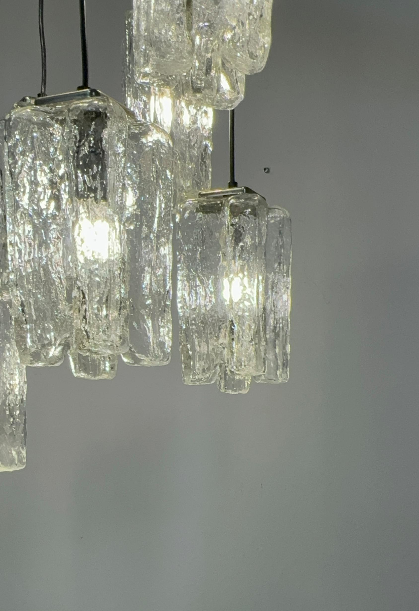 Lampadario a cascata Granada in vetro ghiaccio grande di Kalmar in vendita 4