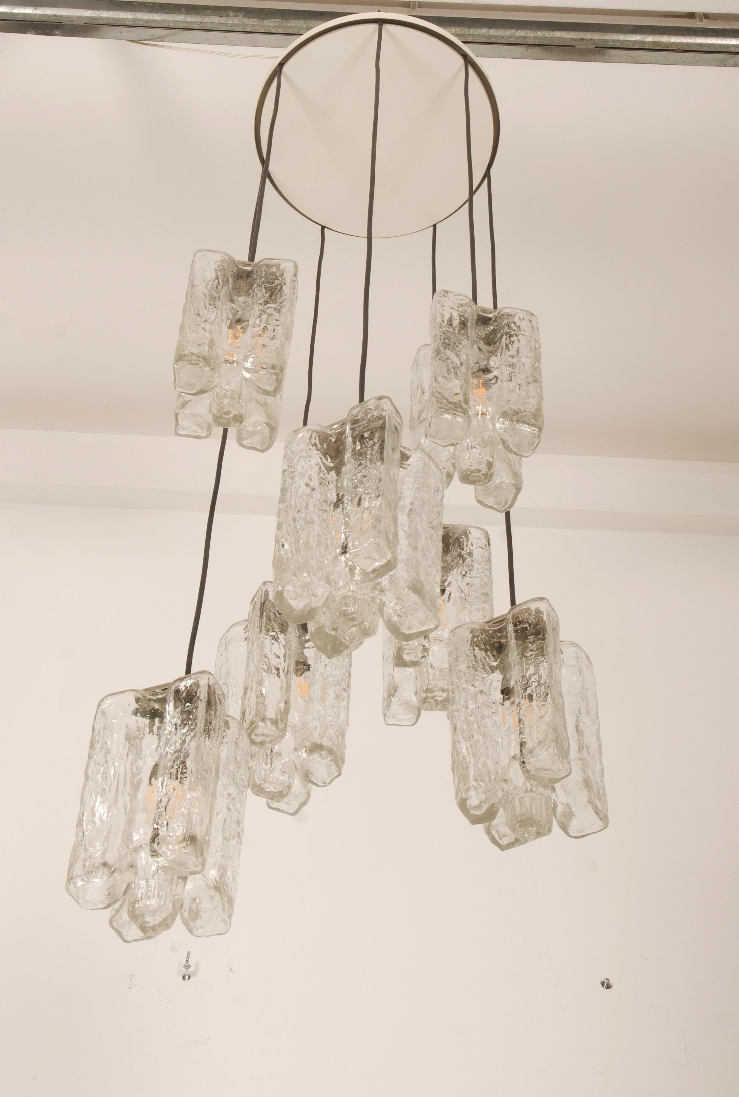 Lampadario a cascata Granada in vetro ghiaccio grande di Kalmar in vendita 5