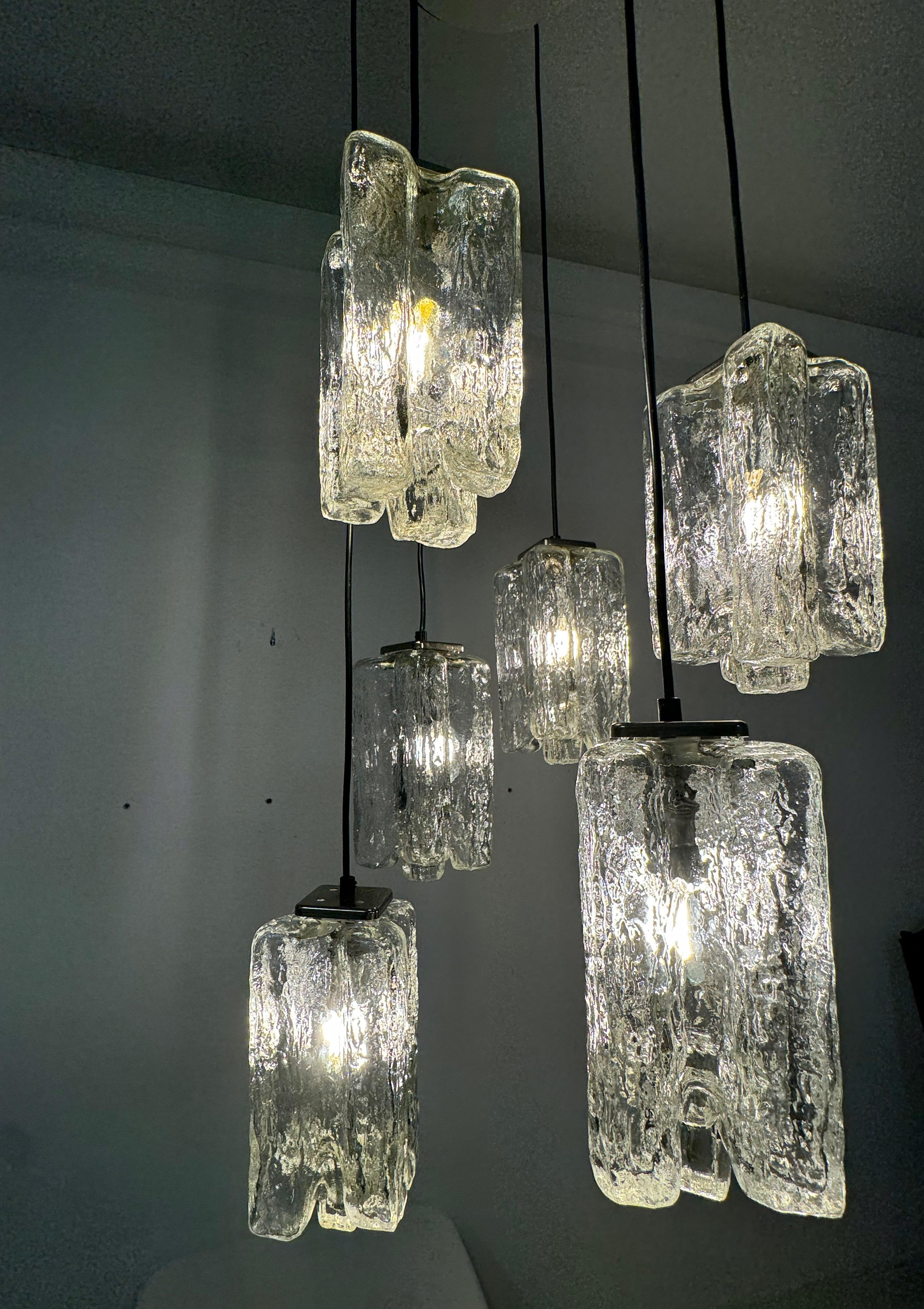 Lampadario a cascata Granada in vetro ghiaccio grande di Kalmar in vendita 10