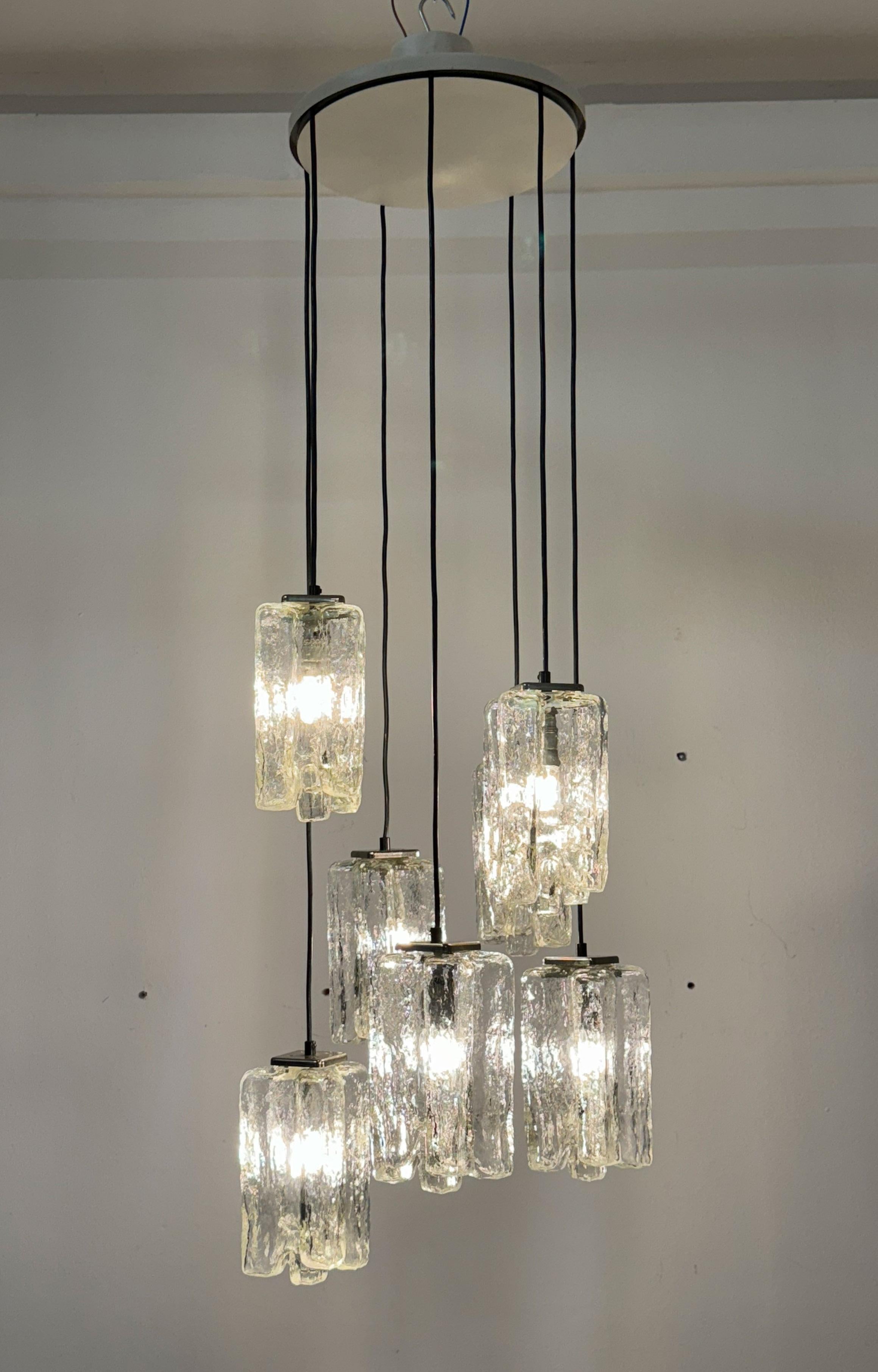 Fine XX secolo Lampadario a cascata Granada in vetro ghiaccio grande di Kalmar in vendita