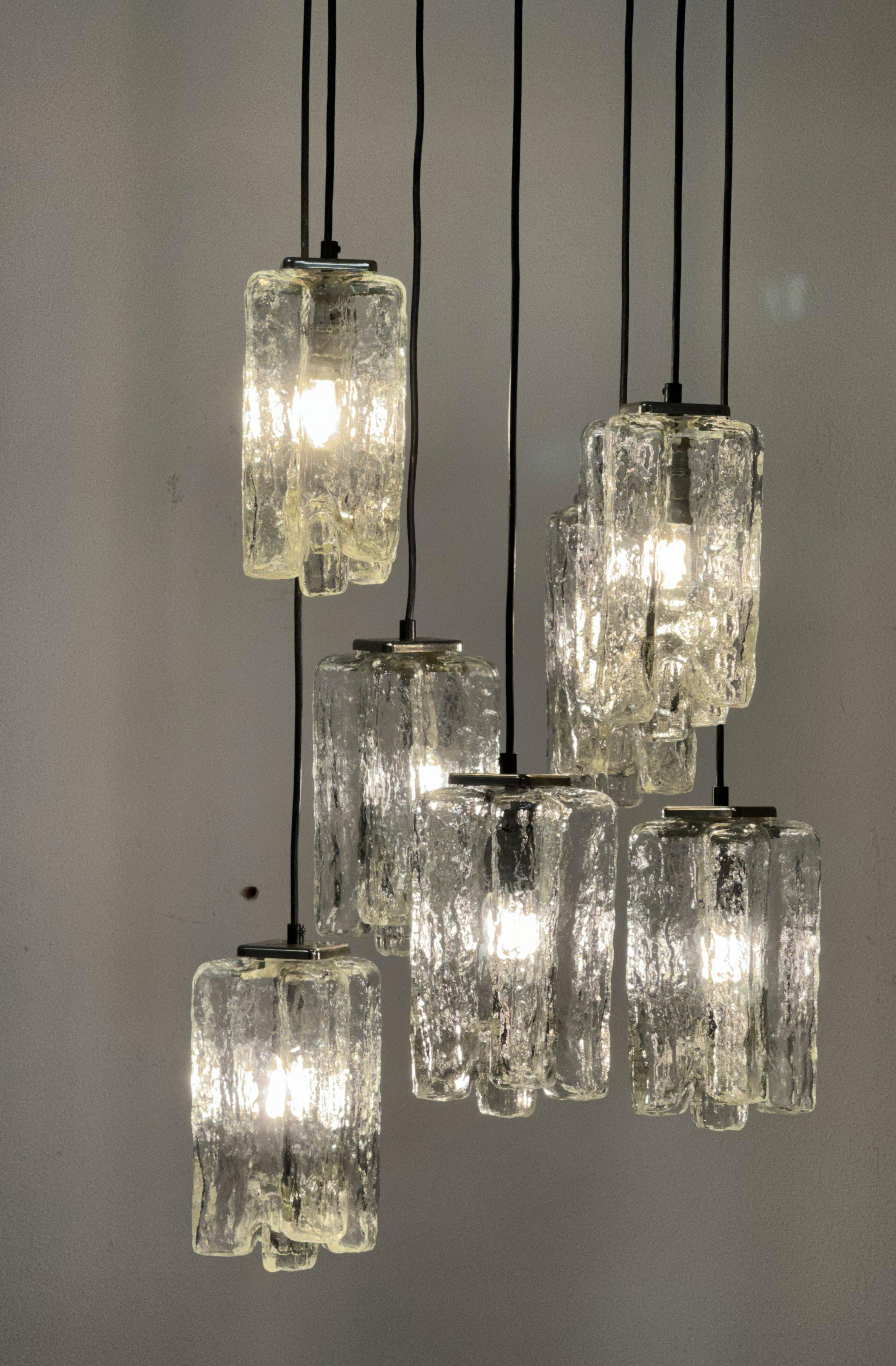 Lampadario a cascata Granada in vetro ghiaccio grande di Kalmar in vendita 2