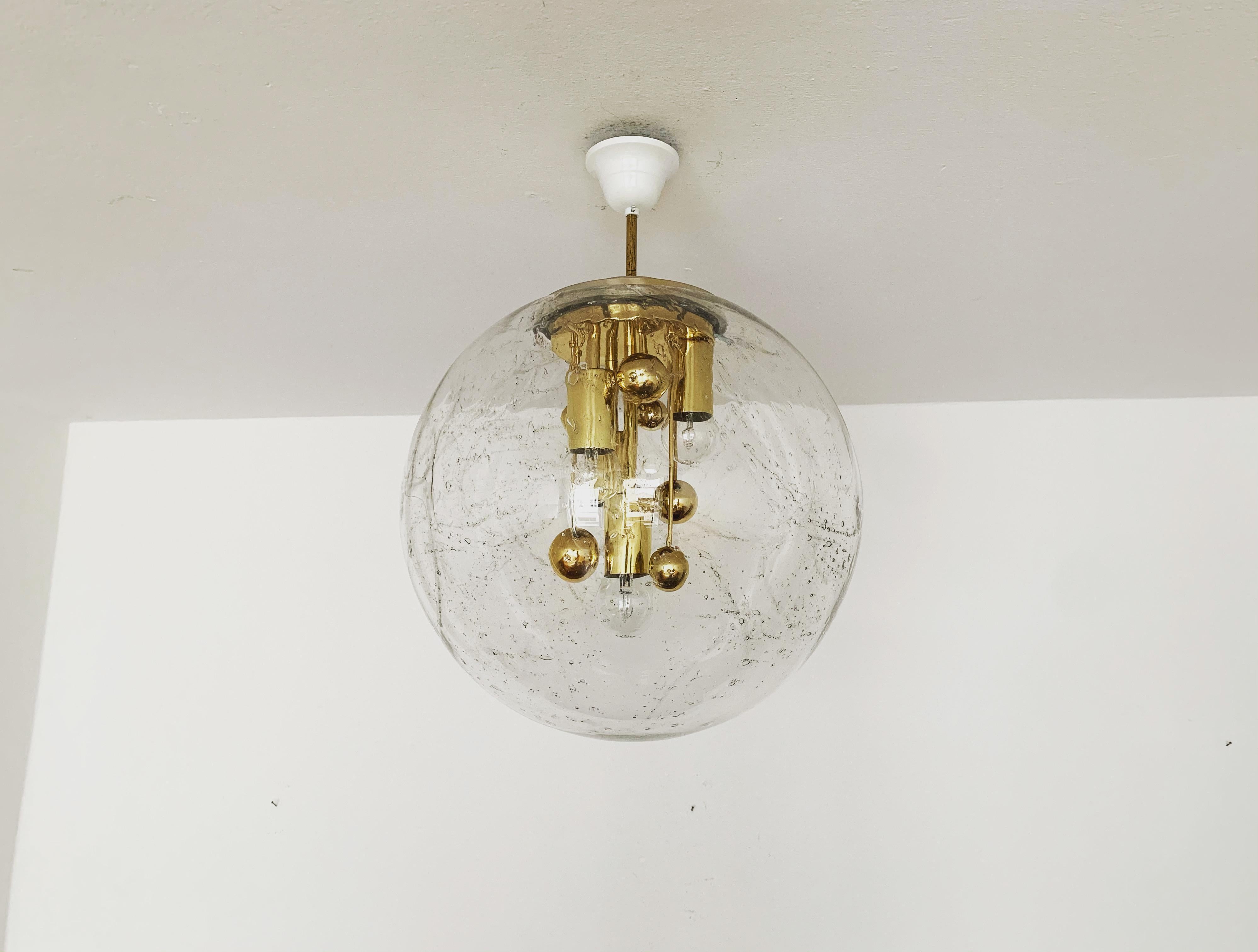 Bellissima e grande lampada Big Ball dorata di Doria degli anni '60.
Un design Hollywood Regency molto elegante con un look incredibilmente glamour.
La struttura nel bicchiere crea una luce molto frizzante.

Produttore: