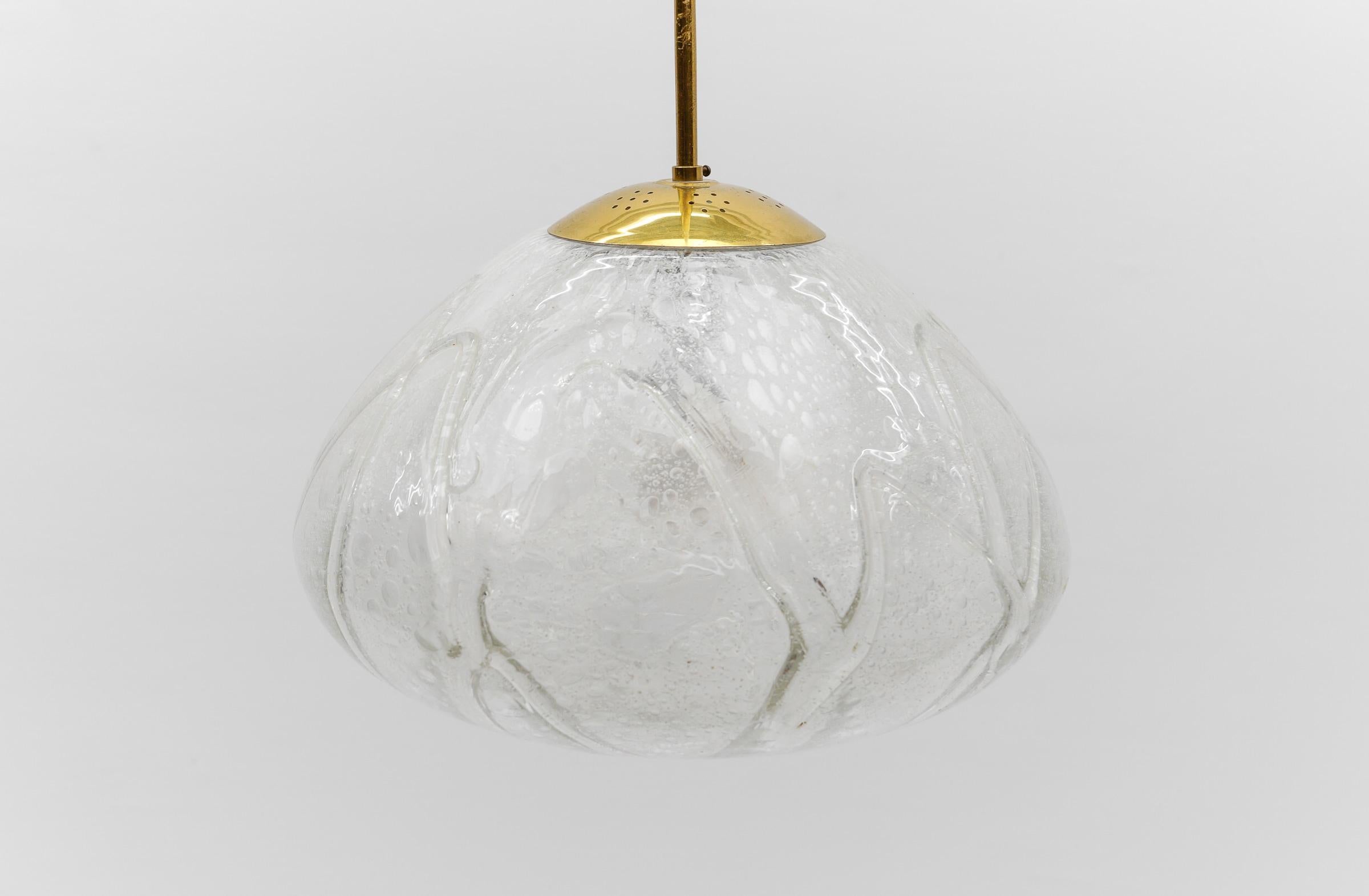 Grande lampe suspendue en verre glacé par Doria, années 1960 Allemagne en vente 3