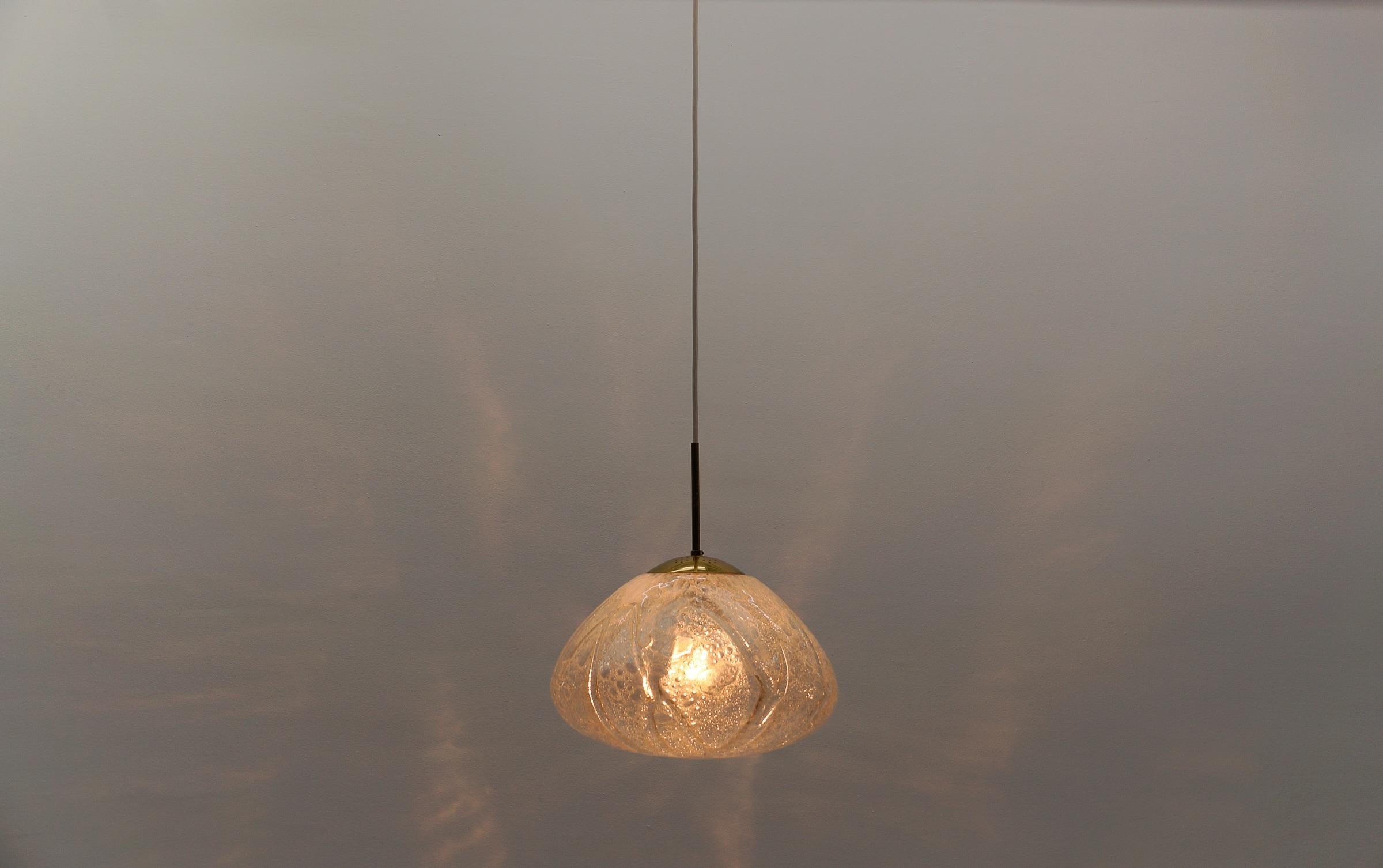 Mid-Century Modern Grande lampe suspendue en verre glacé par Doria, années 1960 Allemagne en vente