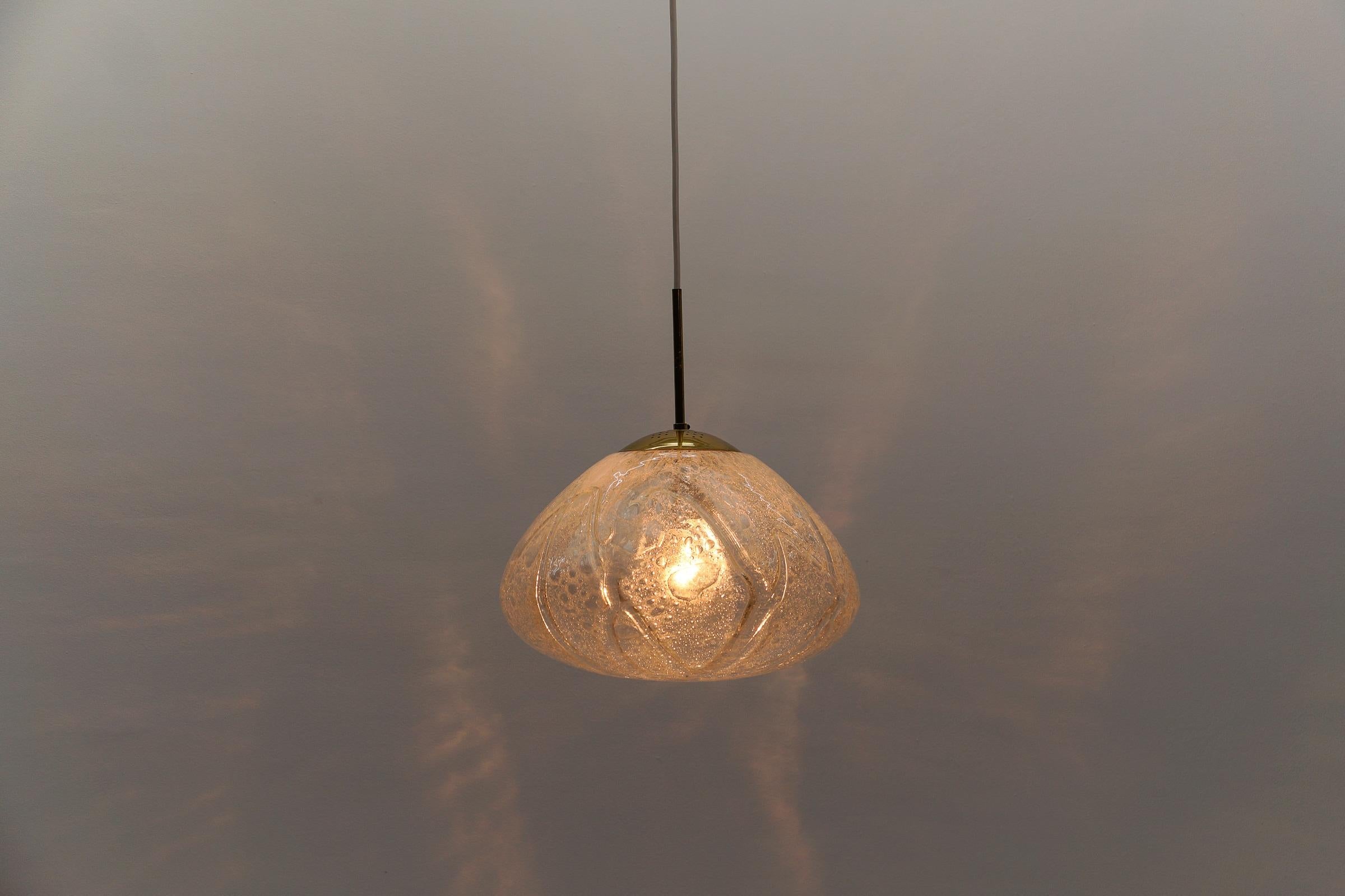 Grande lampe suspendue en verre glacé par Doria, années 1960 Allemagne Bon état - En vente à Nürnberg, Bayern