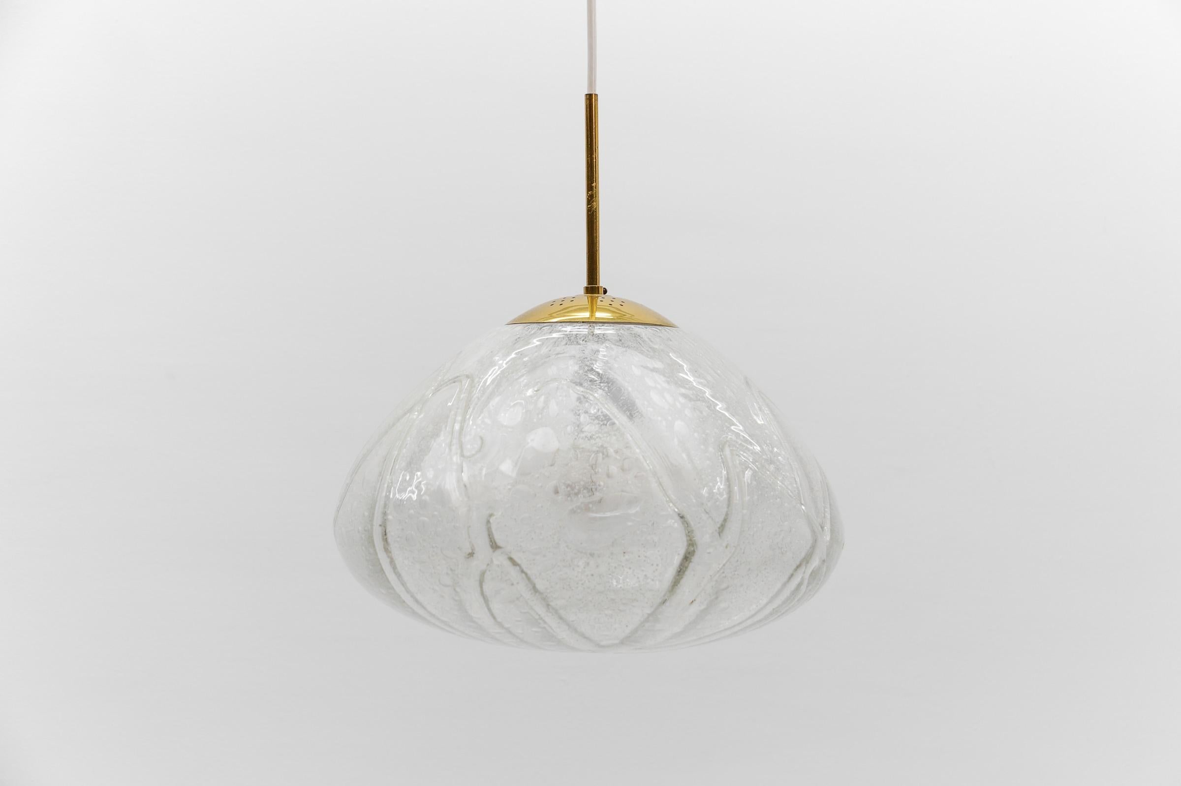 Milieu du XXe siècle Grande lampe suspendue en verre glacé par Doria, années 1960 Allemagne en vente