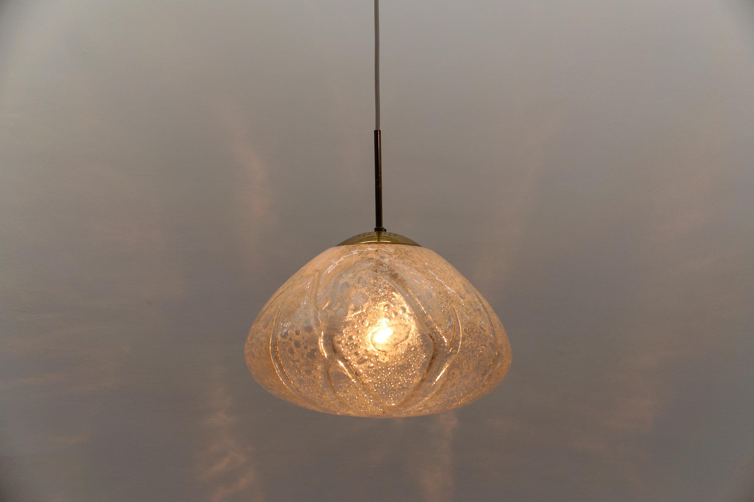 Métal Grande lampe suspendue en verre glacé par Doria, années 1960 Allemagne en vente