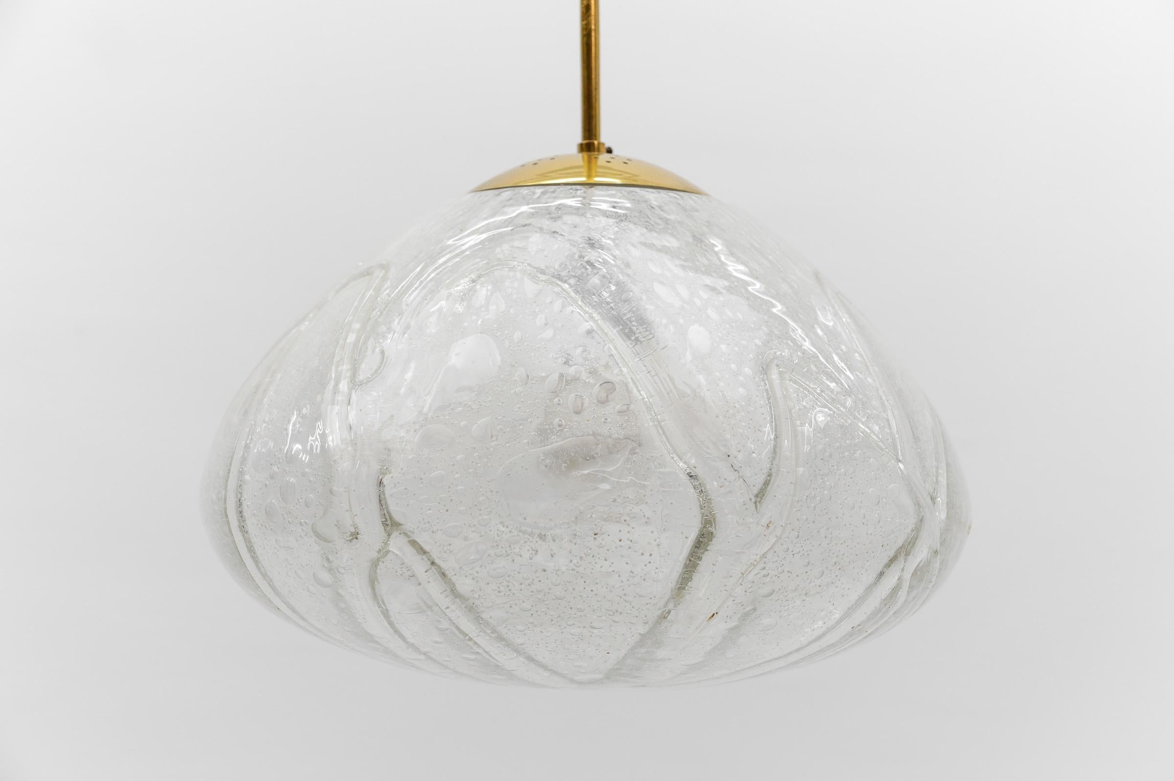 Grande lampe suspendue en verre glacé par Doria, années 1960 Allemagne en vente 1