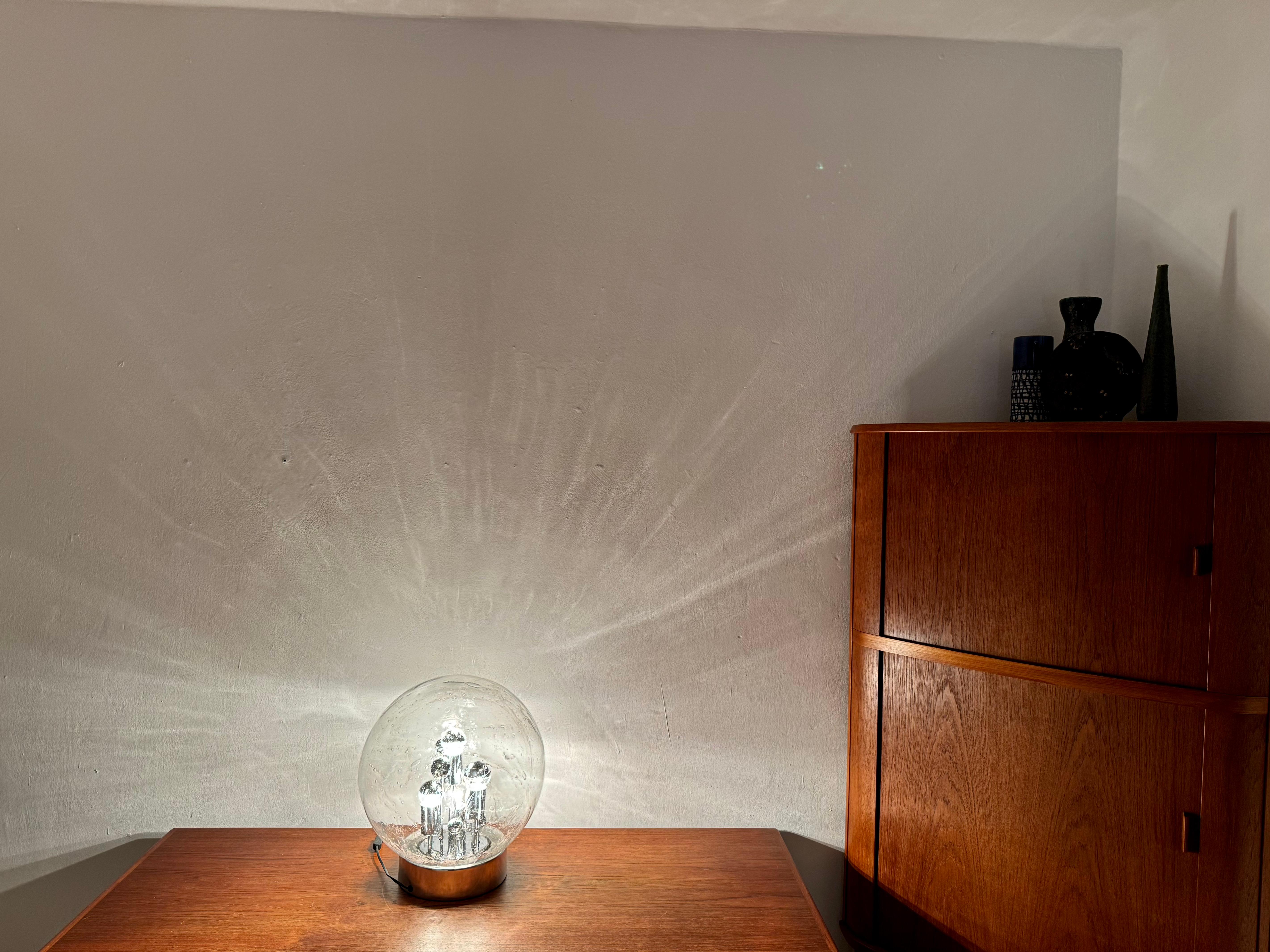 Grande lampe de bureau en verre glacé Doria en vente 4