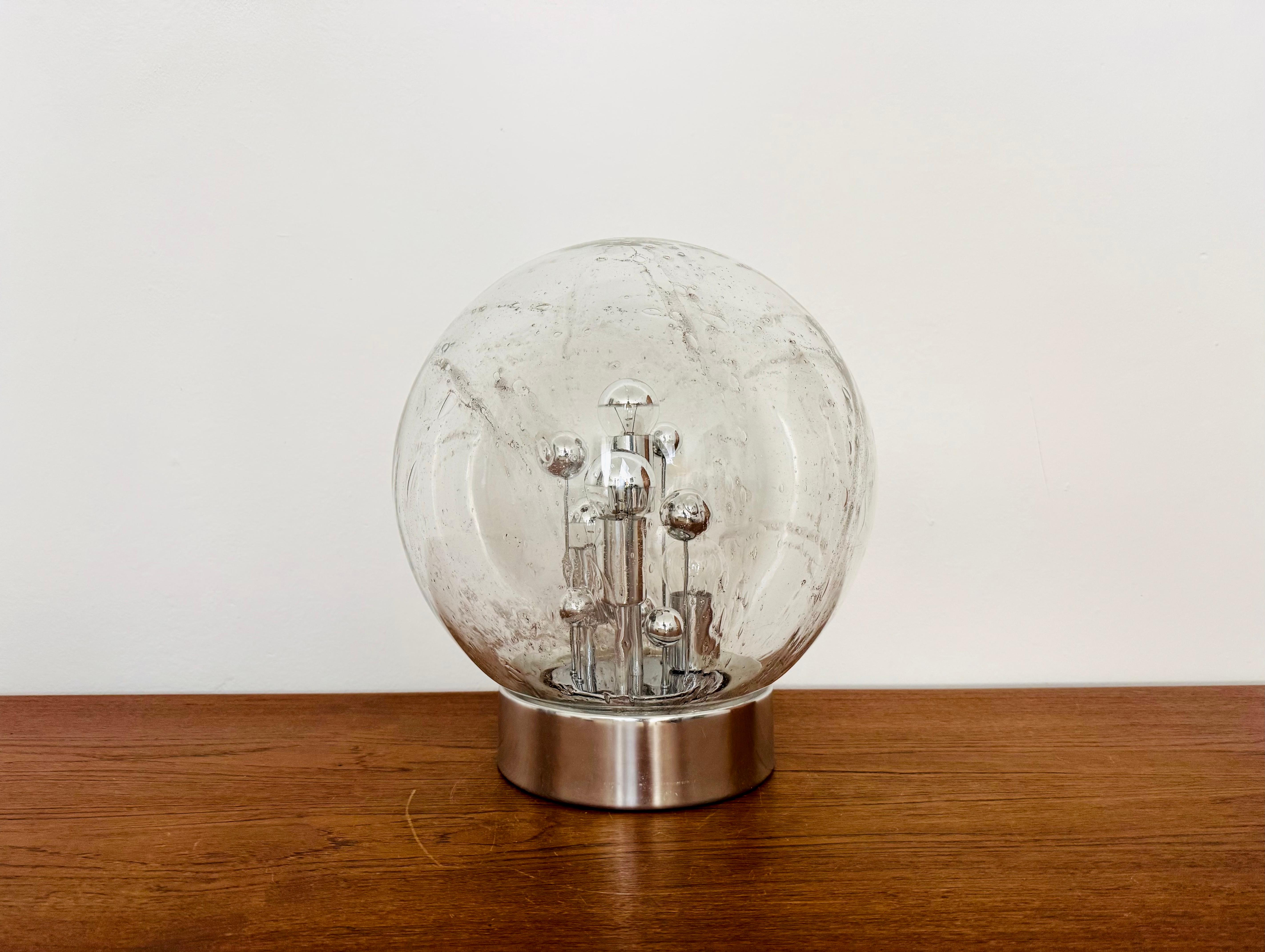 Très belle et grande lampe de table Bigli de Doria datant des années 1960.
Un design très élégant de style Hollywood Regency avec une aura fantastiquement glamour.
La structure du verre crée une lumière spectaculairement étincelante.

Fabricant :