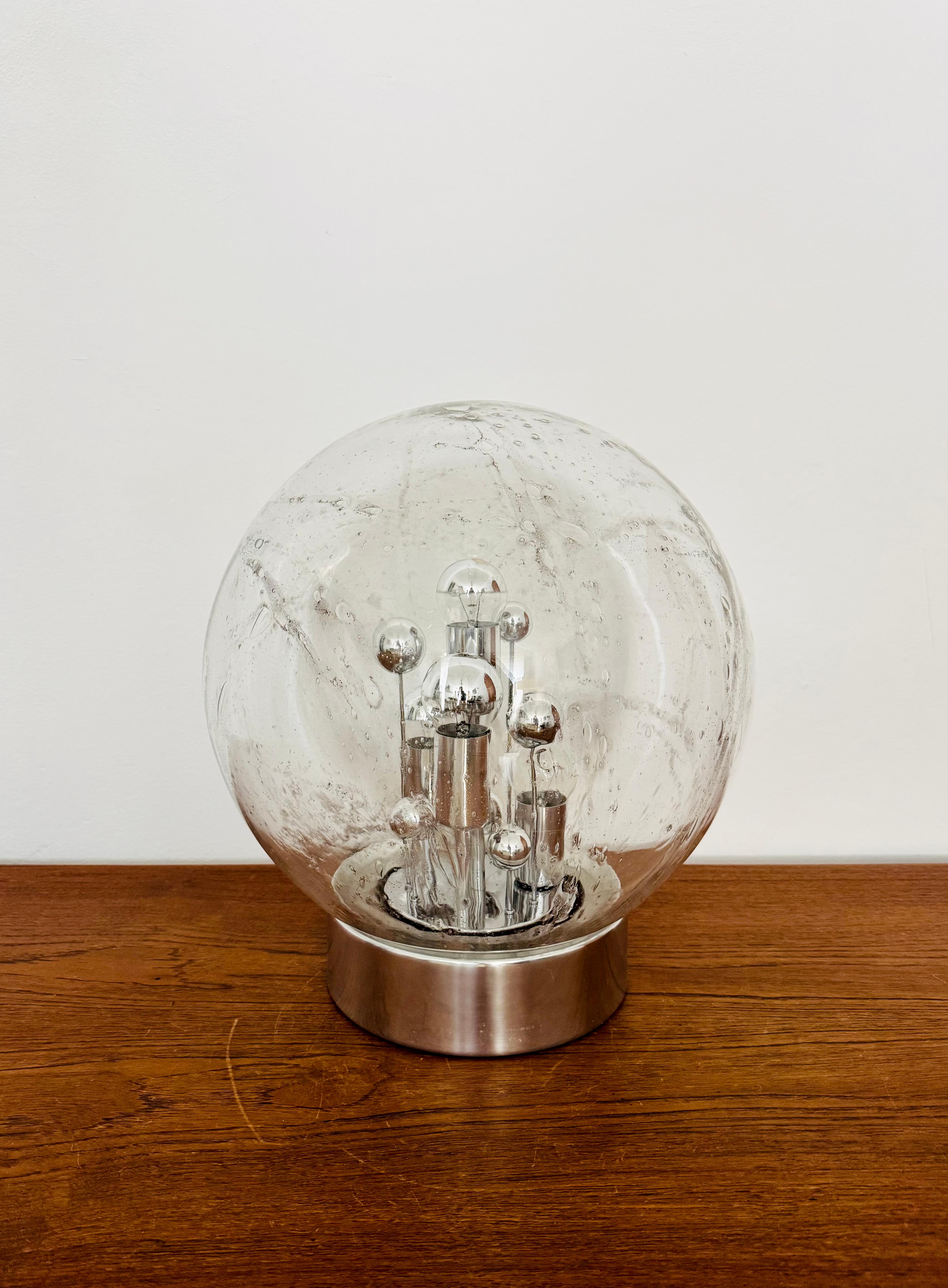 Ère spatiale Grande lampe de bureau en verre glacé Doria en vente