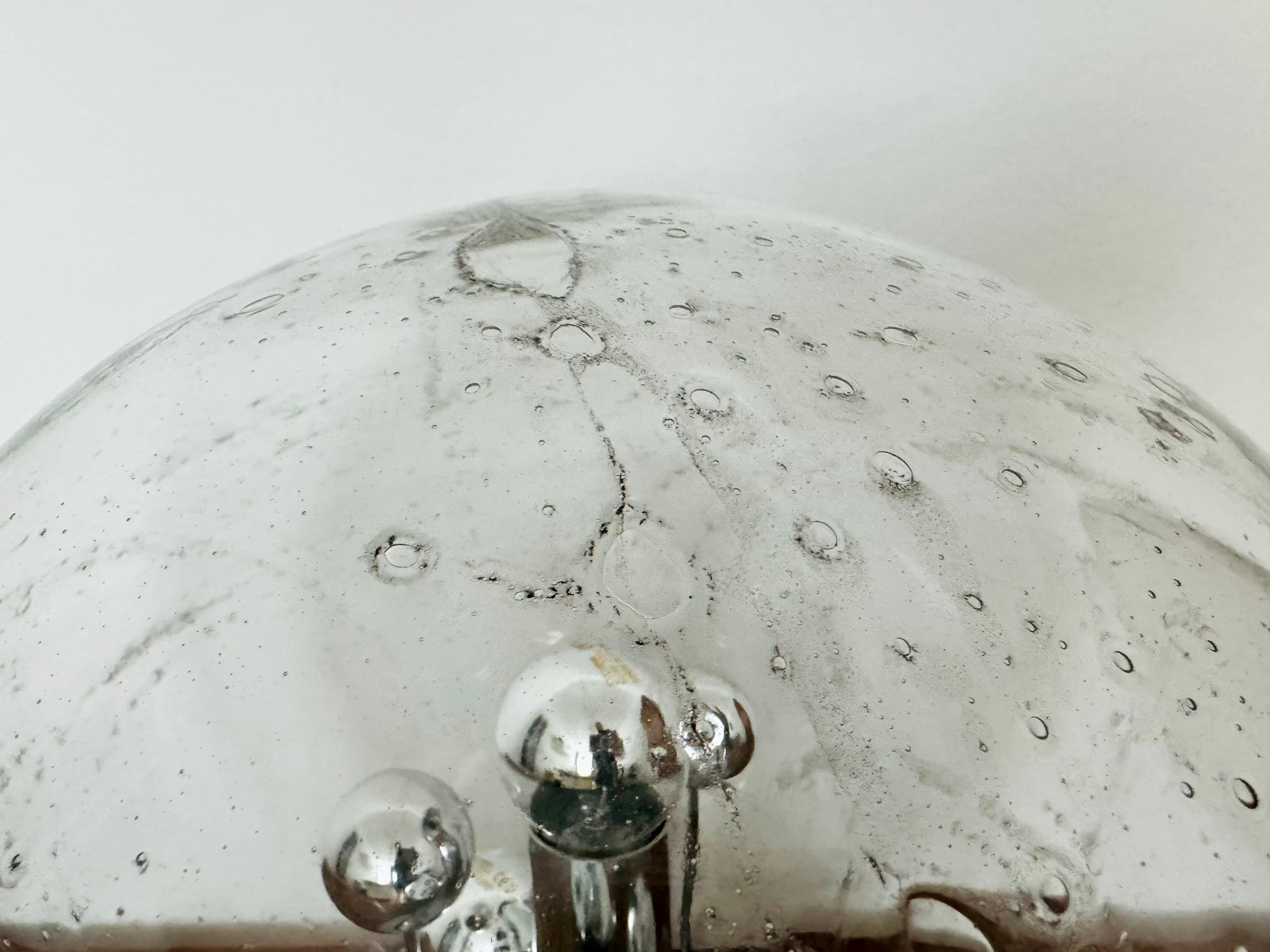 Milieu du XXe siècle Grande lampe de bureau en verre glacé Doria en vente