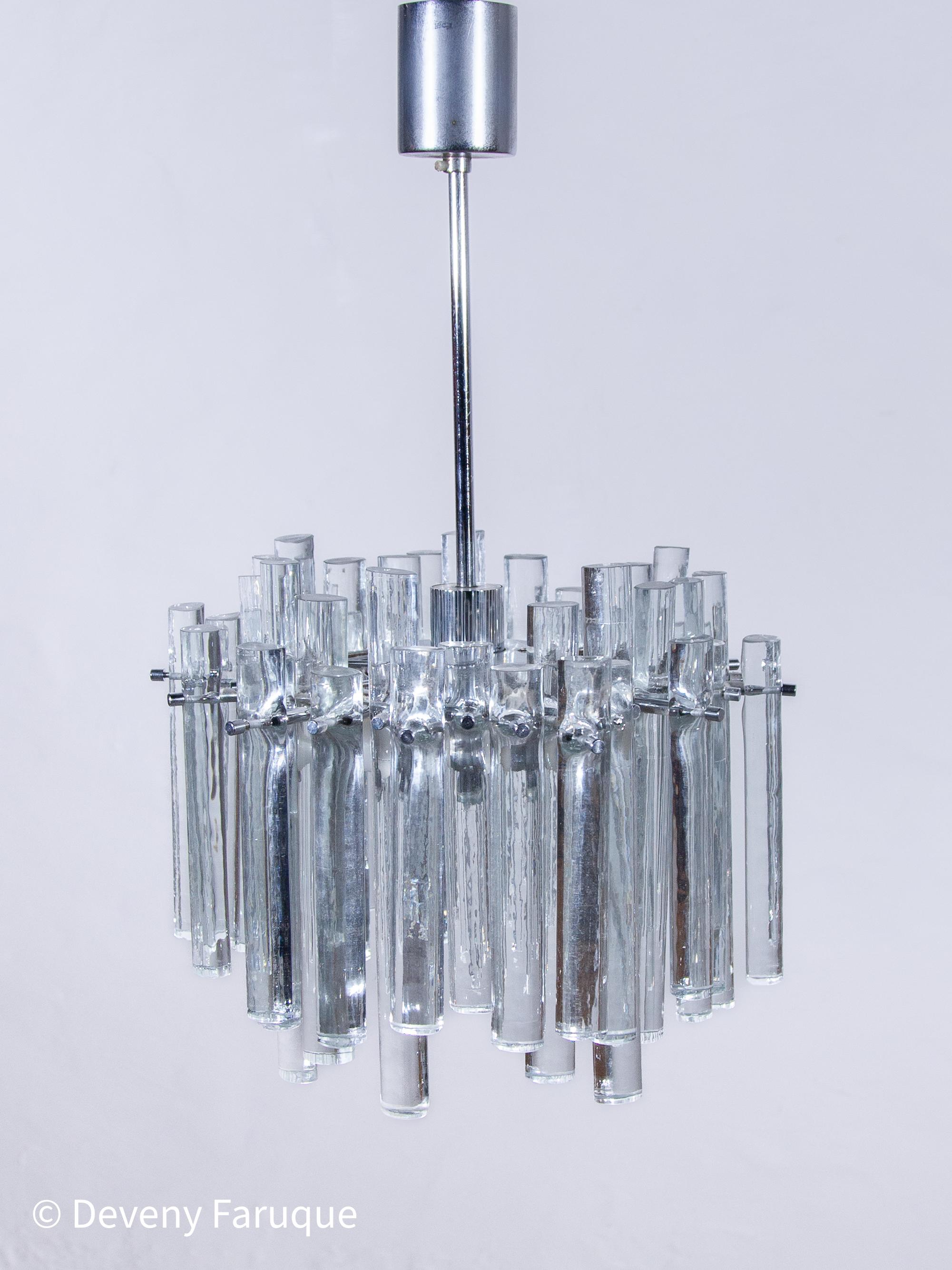 Grande lampadario a bacchette in vetro color ghiaccio progettato da Kinkeldey. in vendita 2