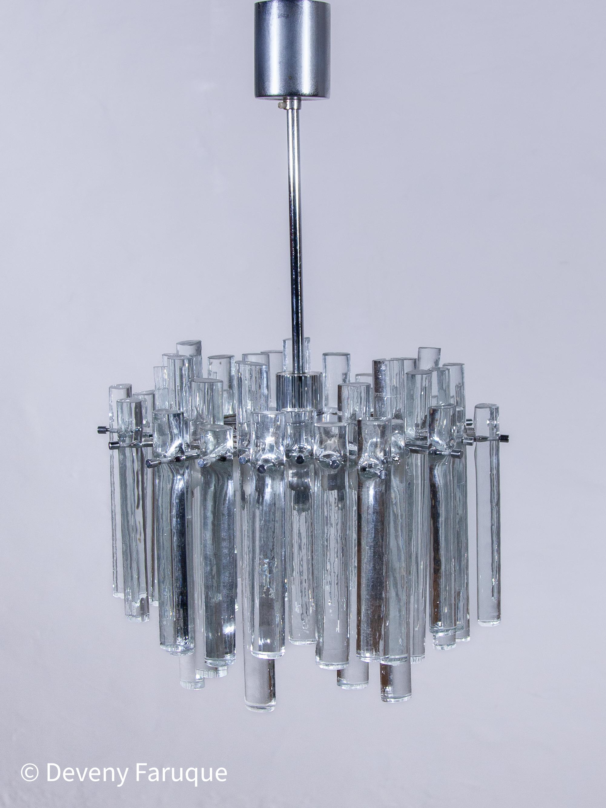 Grande lampadario a bacchette in vetro color ghiaccio progettato da Kinkeldey. in vendita 3