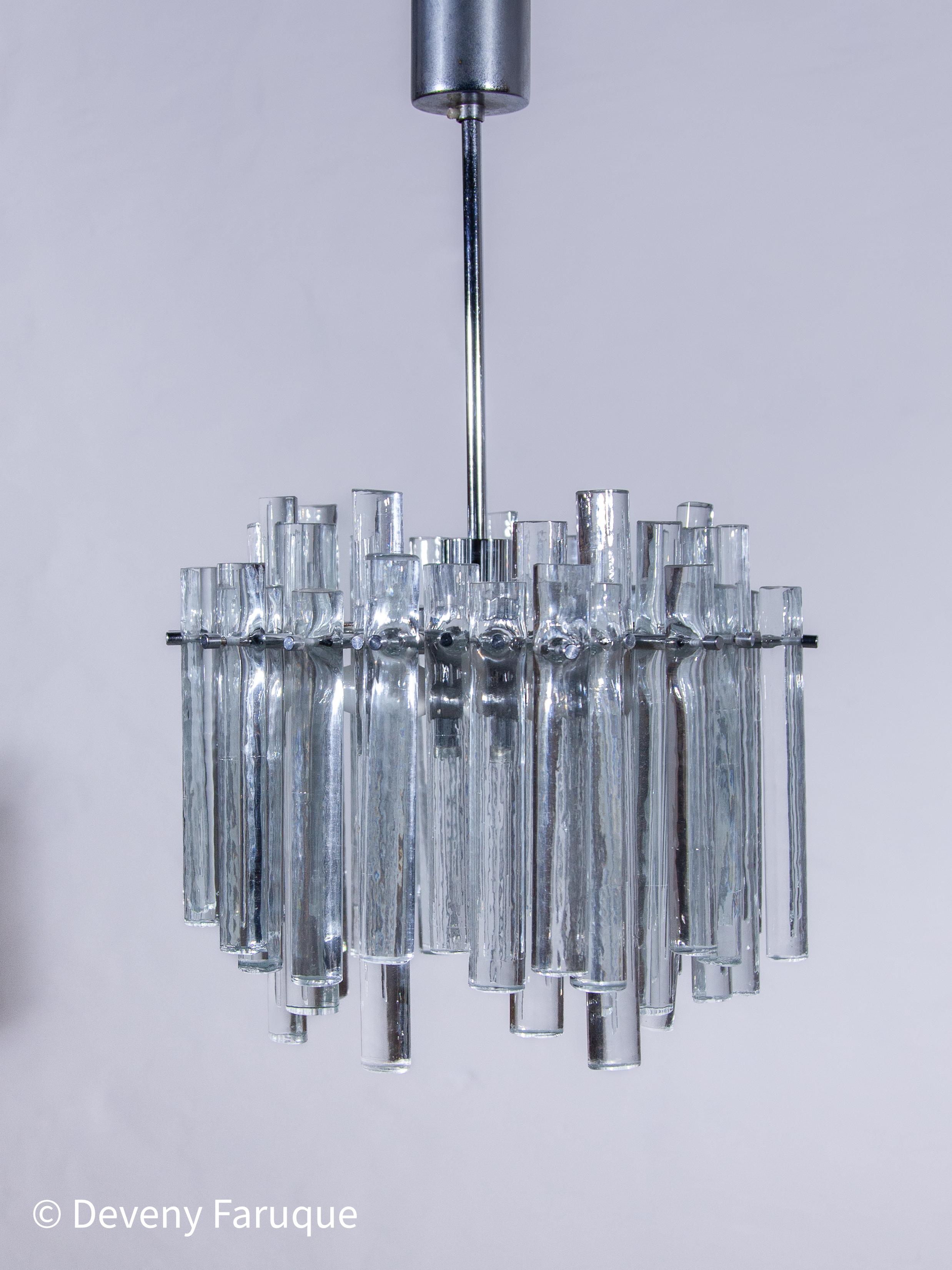Grande lampadario a bacchette in vetro color ghiaccio progettato da Kinkeldey. in vendita 1