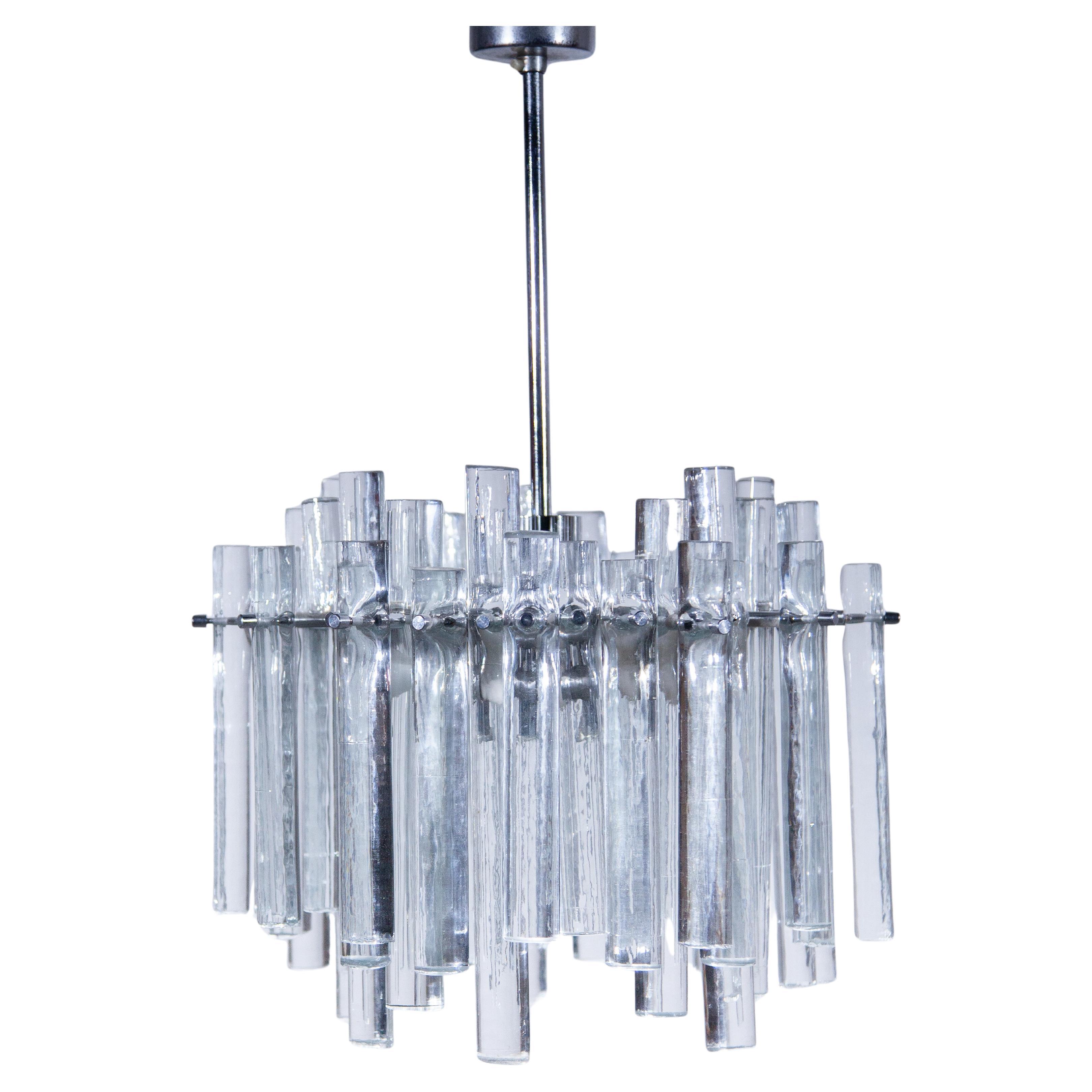 Grande lampadario a bacchette in vetro color ghiaccio progettato da Kinkeldey. in vendita