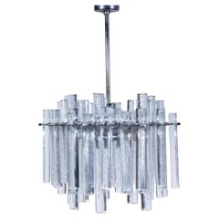 Grande lampadario a bacchette in vetro color ghiaccio progettato da Kinkeldey.