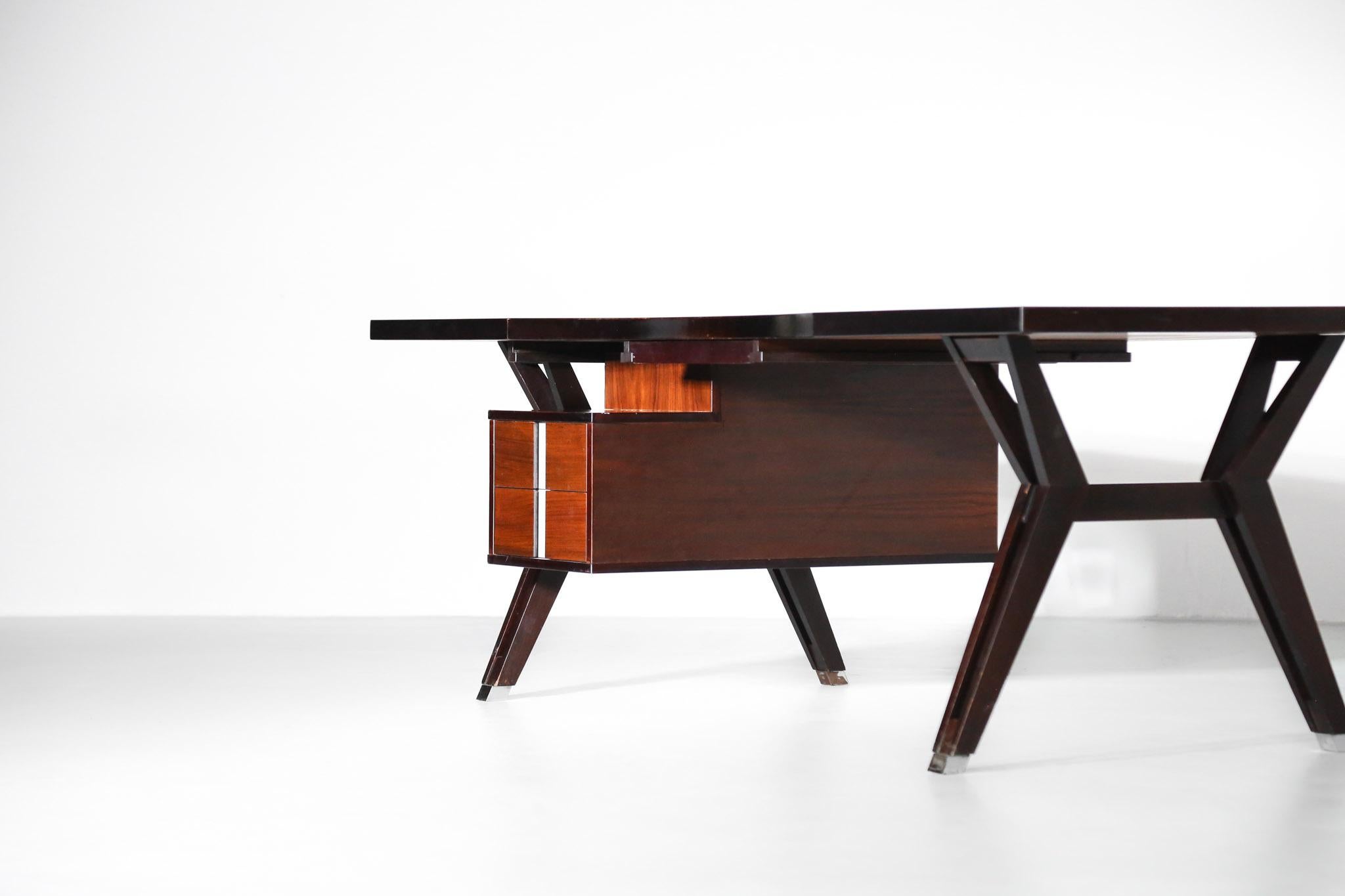Italian desk designed by Ico Parisi for MIM International.
Structure in rosewood.
Composed with removable extension (60 x 55 cm).
One suspended box with three and two drawers on each side. Possibility to reverse the box according to your needs,