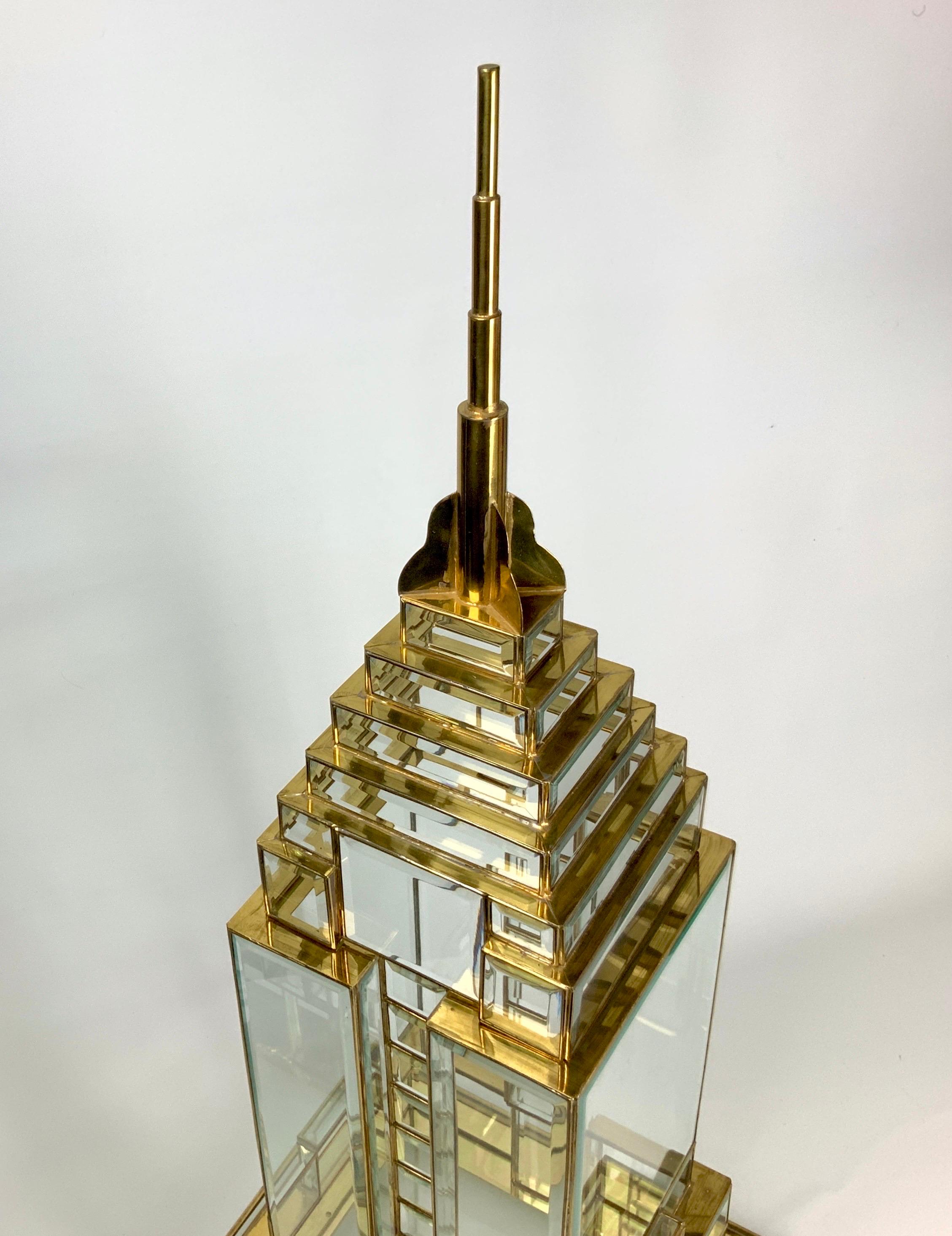 Ottone Grande scultura iconica dell'Empire State Building in vetro e ottone in vendita