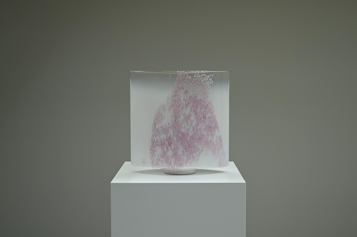 Large Idra table lamp by Rosanna Toso for Leucos , 1980s Itlay. Rosanna Toso is a member of the famous Toso glass family. This is the largest table lamp from the Idra serie, designed in 1982. Murano clear to white glass with a pink murrina pattern.