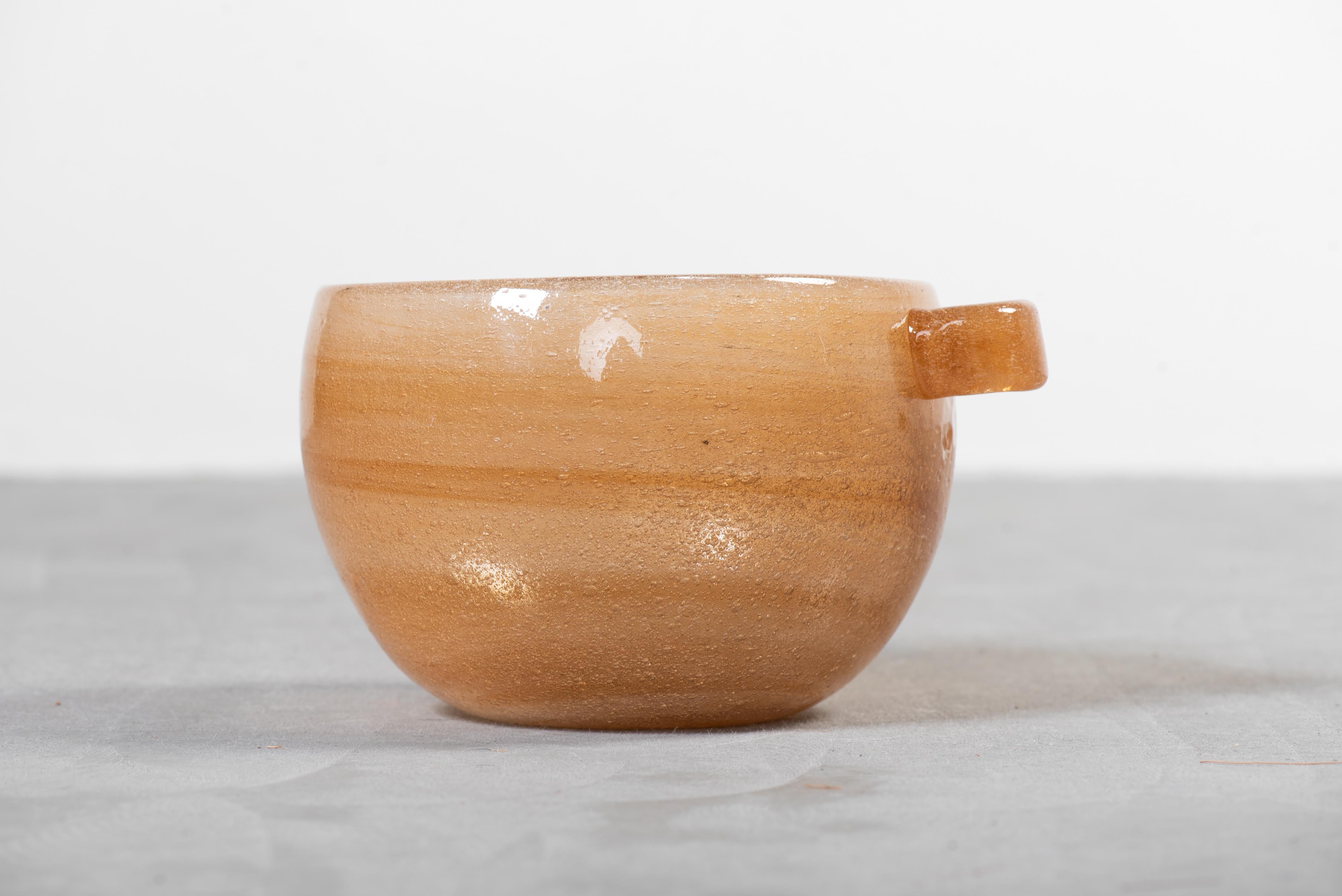 Große und seltene mundgeblasene Glasschale aus der Iglu-Glasserie des finnischen Designers Oiva Toikka für Nuutajärvi. Jedes der in den 1970er Jahren hergestellten Iglu-Stücke wurde einzeln von Hand gefertigt, was zu einzigartigen Variationen in