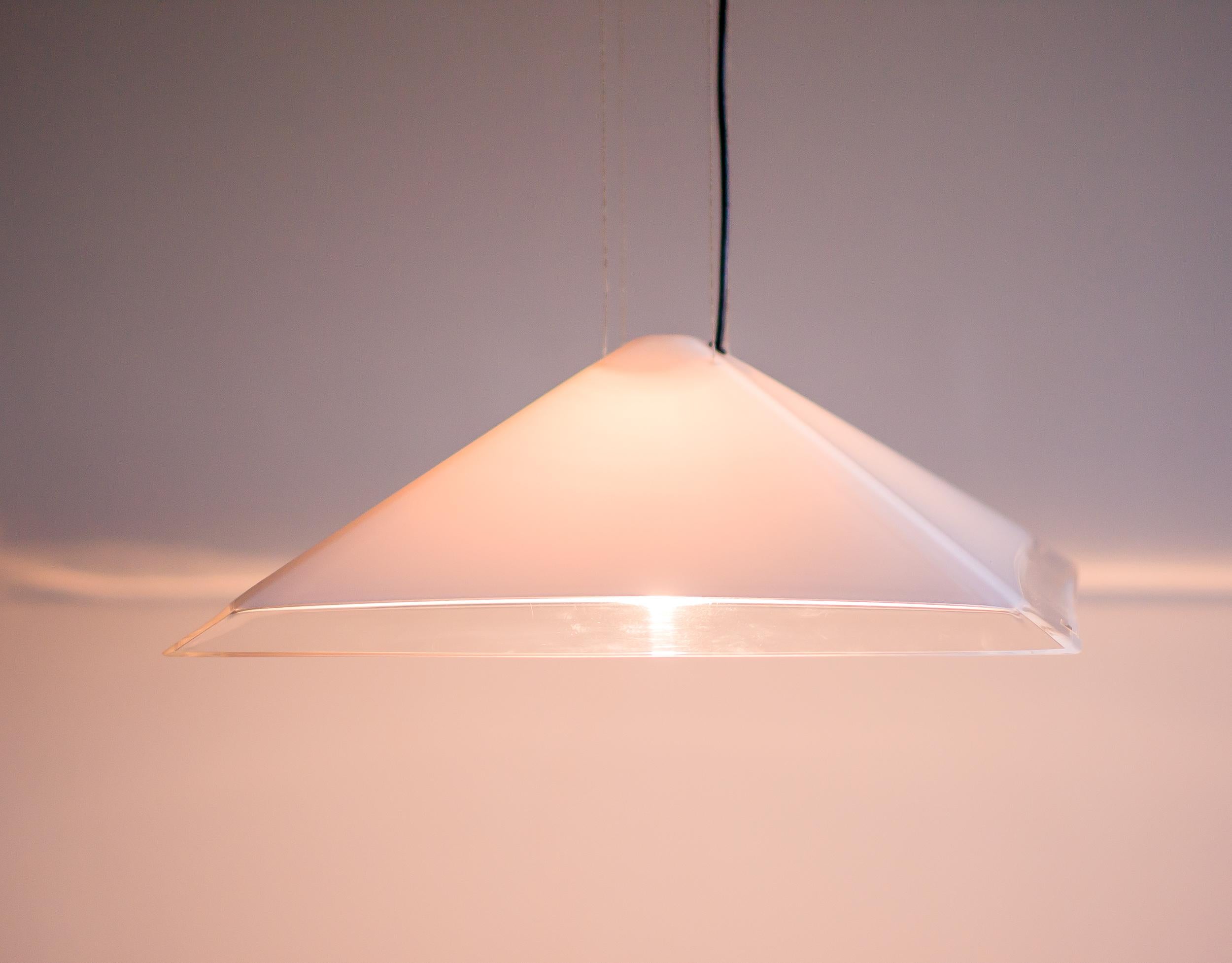 Large iGuzzini Pyramid Pendant – Height Adjustable, Plexiglass, Italy 1980 In Good Condition For Sale In Dronten, NL