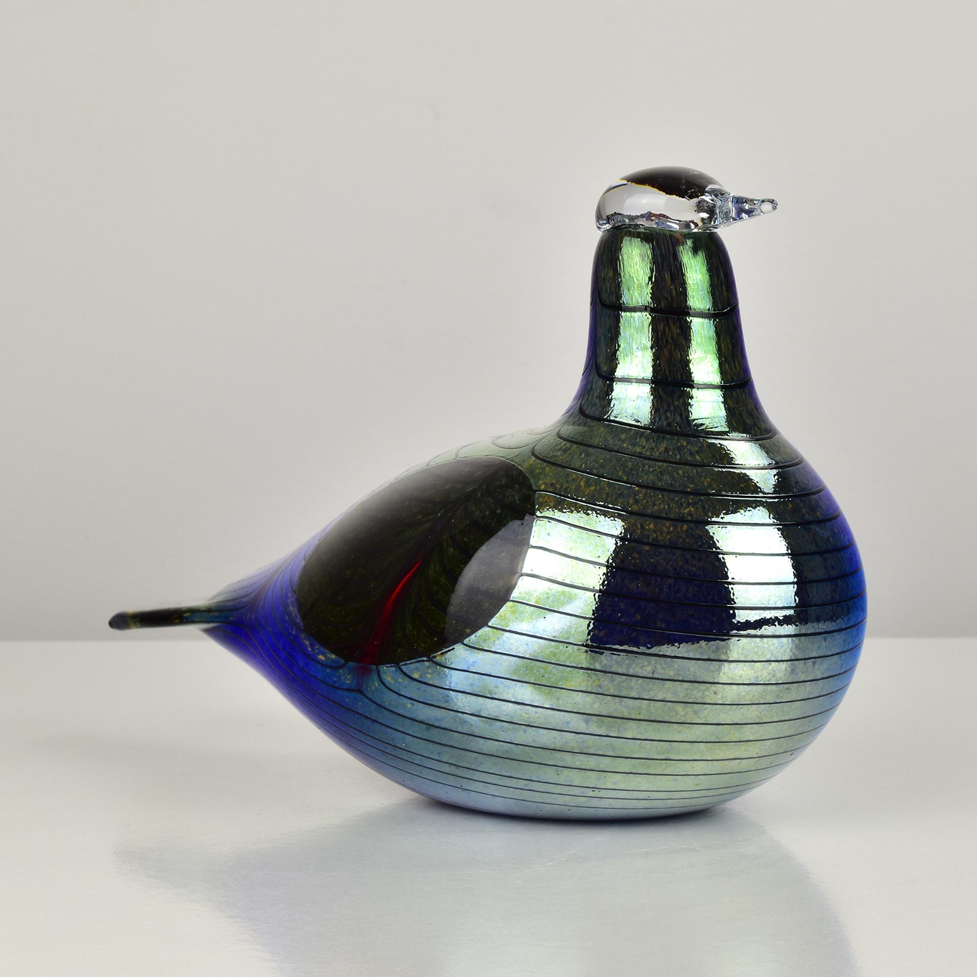 Eine atemberaubende große Fasanenvogel-Skulptur, entworfen von Oiva Toikka für Iittala, Teil seiner berühmten Birds by Toikka-Serie. Dieser einzigartige, in Finnland handgefertigte Glasvogel besticht durch sein irisierendes Glanzfinish, das zwischen